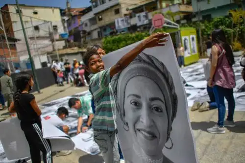 La exposición itinerante fue organizada por la ONG Inside Out del artista callejero francés JR. Foto: AFP