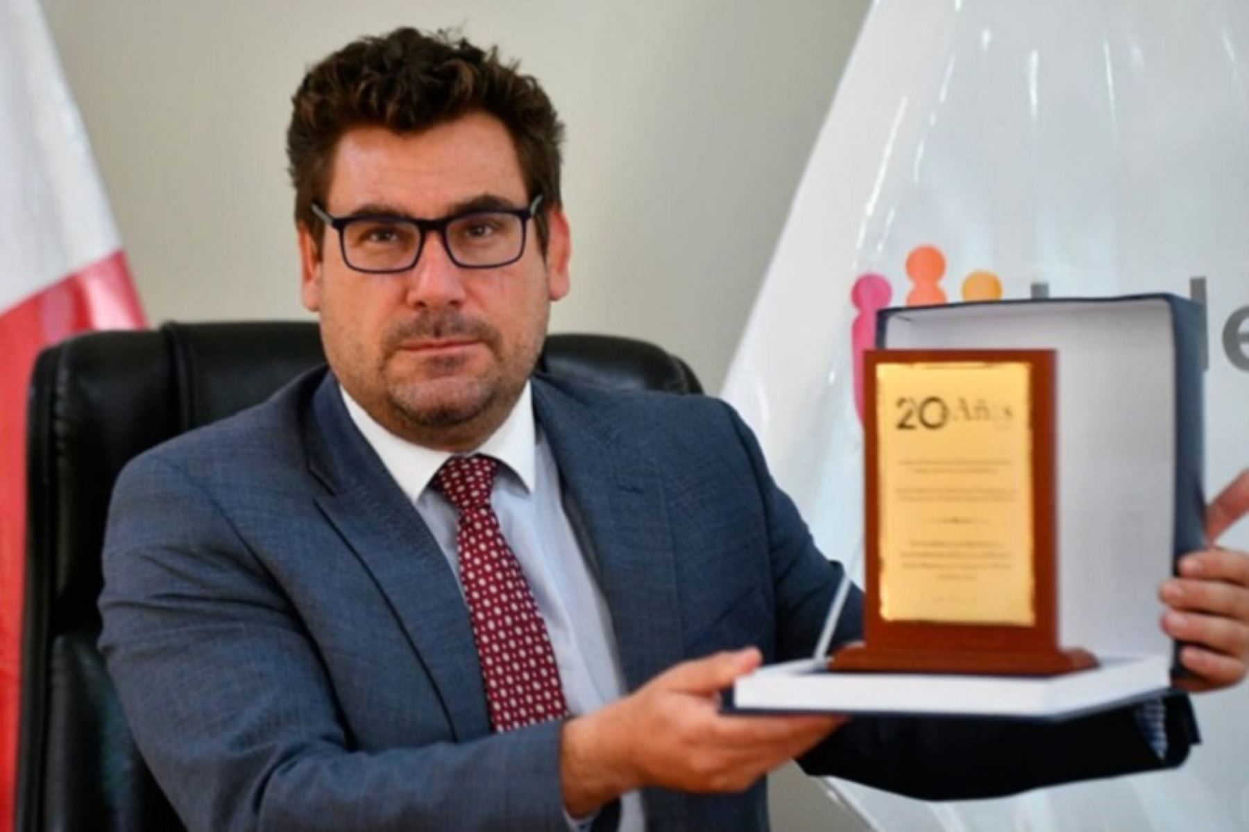 Presidente ejecutivo de Indecopi, Julián Palacín, recibió reconocimiento de APCI a su institución por el aporte al desarrollo de la cooperación técnica internacional. Foto: Cortesía.