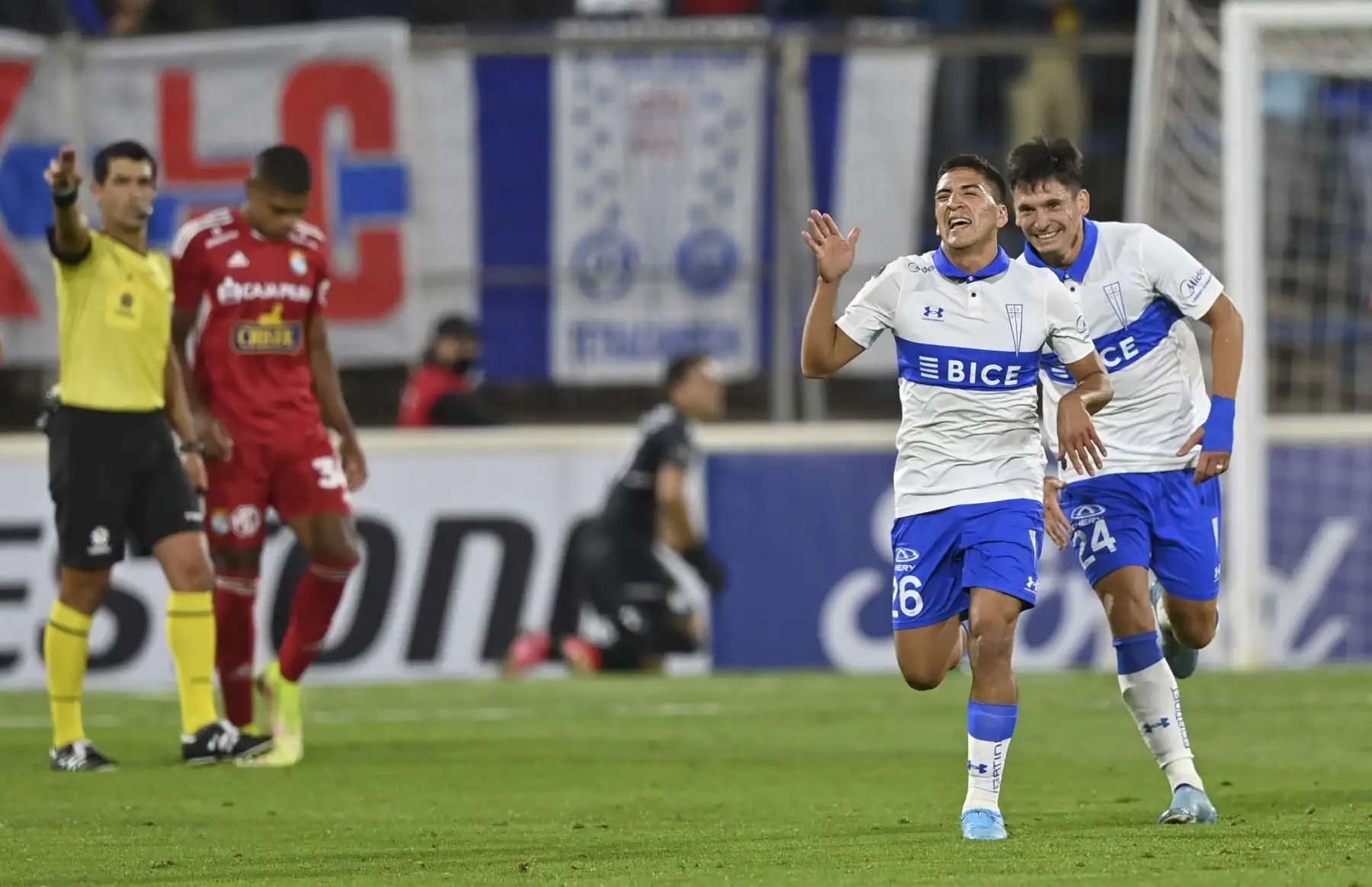 Marcelino Núñez (al frente) de la Universidad Católica de Chile celebra después de anotar contra el Sporting Cristal de Perú durante el partido de ida de la fase de grupos de la Copa Libertadores, en el San Carlos de Apoquindo en Santiago, el 12 de abril de 2022.
Foto: ANDINA/AFP