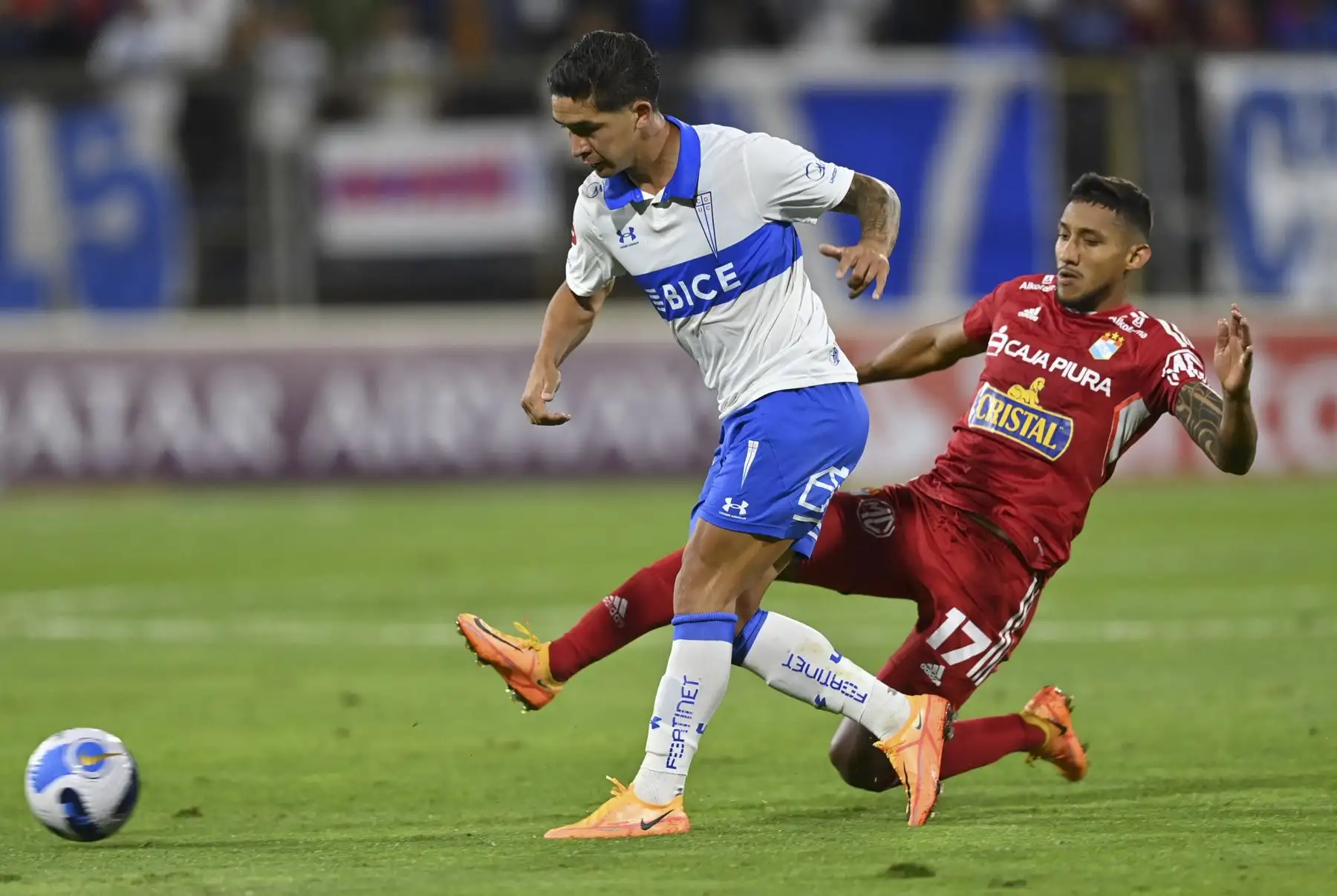 La Universidad Católica Felipe Gutiérrez (L) de Chile y el Sporting Cristal Christofer Gonzales (R) de Perú compiten por el balón durante el partido de ida de la fase de grupos de la Copa Sudamericana, en el Estadio Ramón "Tahuichi" Aguilera en Santa Cruz, Bolivia.
Foto: ANDINA/AFP