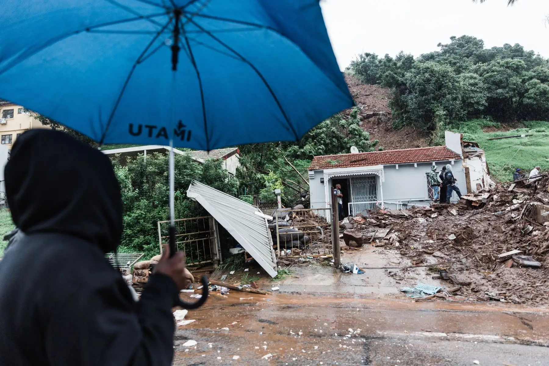 Una vista general de una casa severamente dañada luego de fuertes lluvias y vientos en Durban, el 12 de abril de 2022. 
Foto: ANDINA/AFP