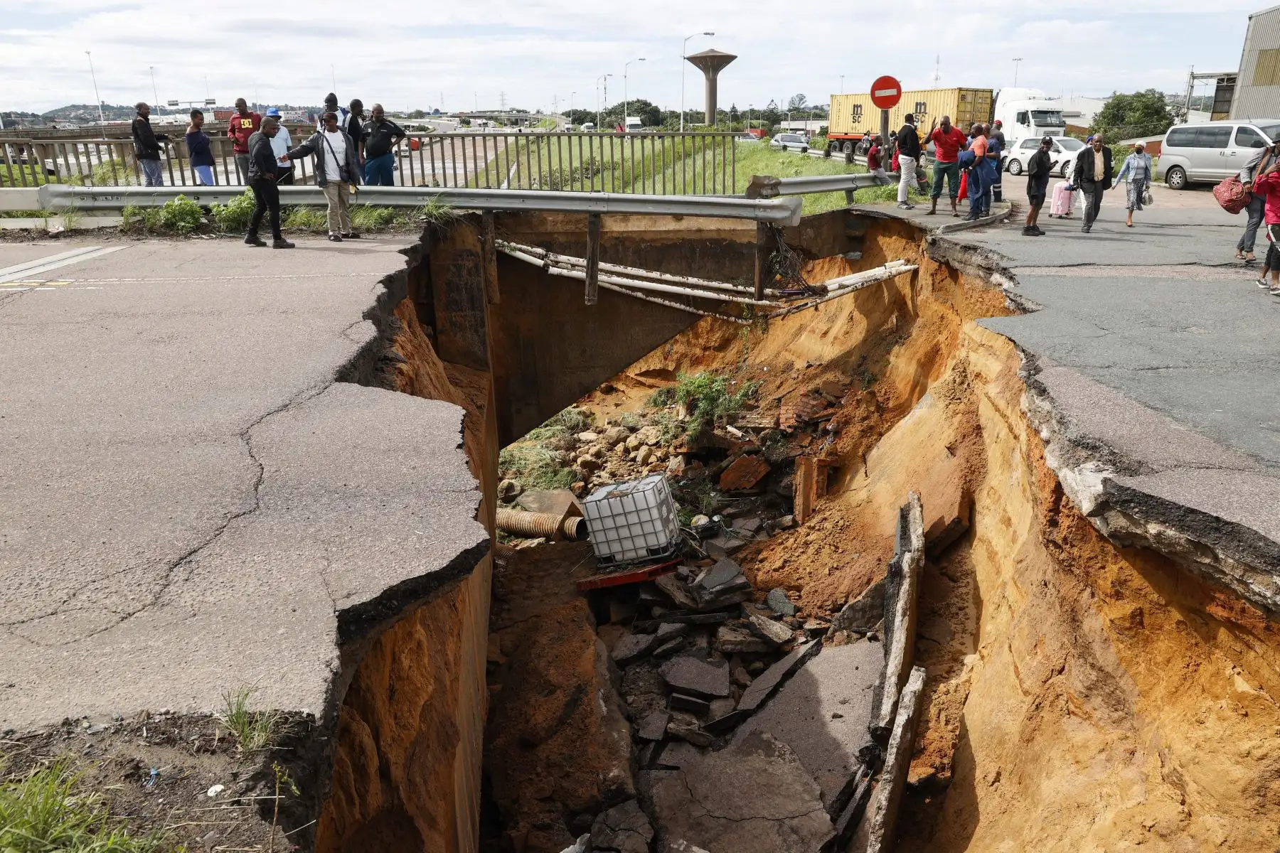 Una vista general de una grieta en la carretera luego de fuertes lluvias y vientos en Durban, el 12 de abril de 2022. 
Foto: ANDINA/AFP