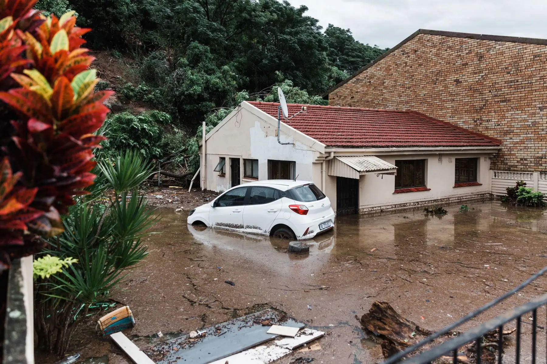 Se ve un automóvil sumergido en agua y lodo luego de fuertes lluvias y vientos en Durban, el 12 de abril de 2022. 
Foto: ANDINA/AFP