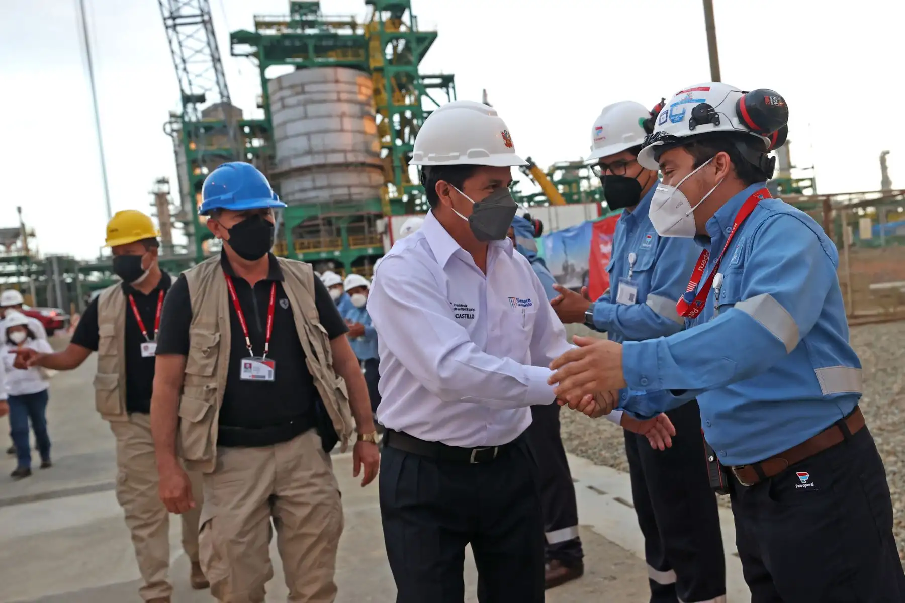 El presidente Pedro Castillo, junto al Primer Ministro, Aníbal Torres y el titular del Ministerio de Energía y Minas, Carlos Palacios, participaron en el inicio de las pruebas de arranque gradual y progresivo de la Nueva Refinería Talara, a cargo de Petroperú en la región Piura.
Foto: ANDINA/Presidencia Perú