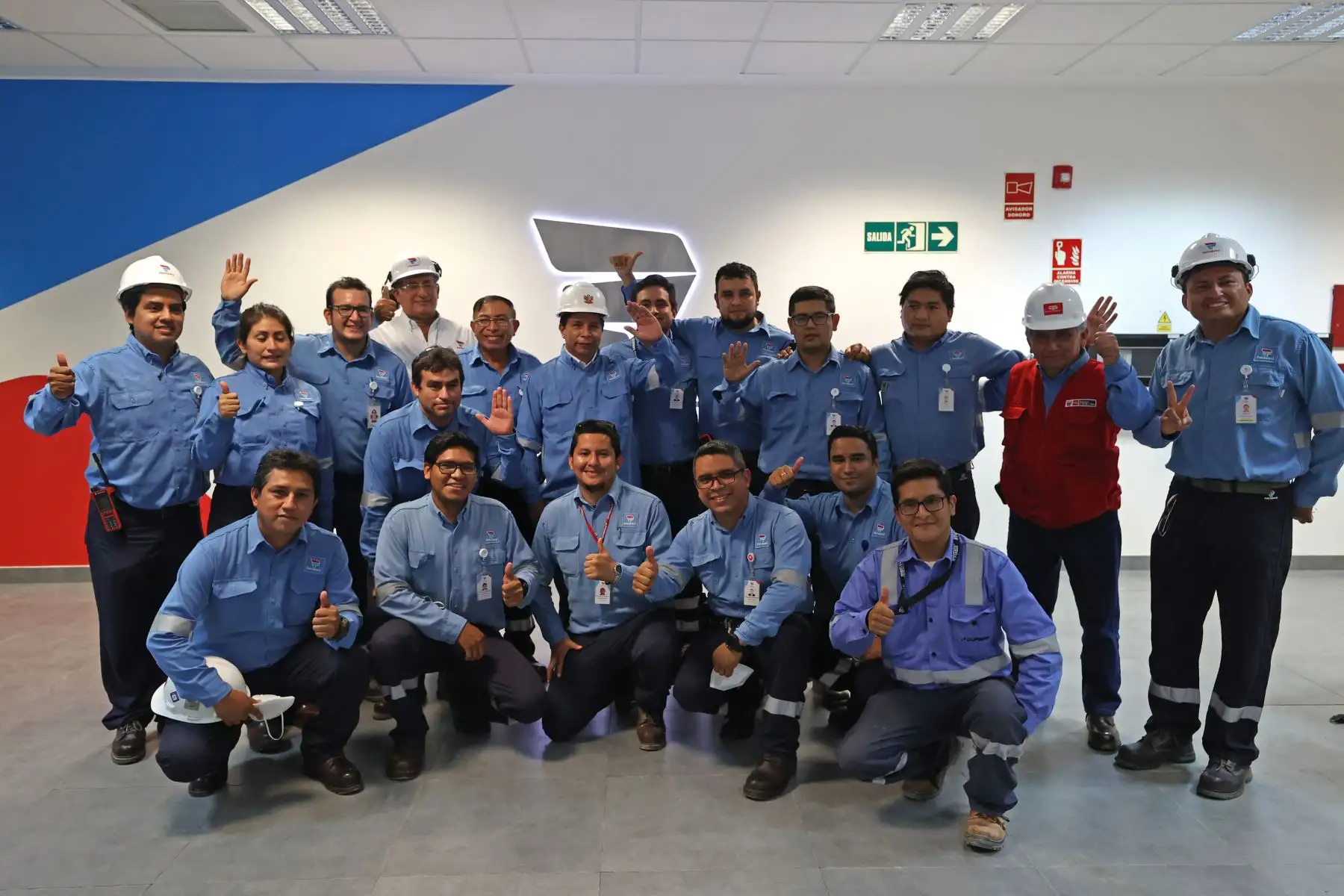 El presidente Pedro Castillo, junto al Primer Ministro, Aníbal Torres y el titular del Ministerio de Energía y Minas, Carlos Palacios, participaron en el inicio de las pruebas de arranque gradual y progresivo de la Nueva Refinería Talara, a cargo de Petroperú en la región Piura.
Foto: ANDINA/Presidencia Perú