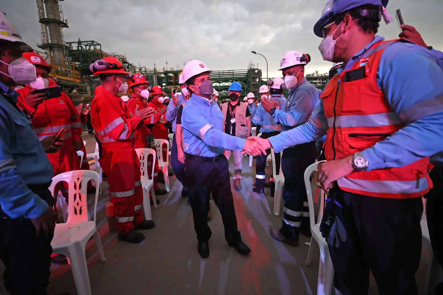 El presidente Pedro Castillo, junto al Primer Ministro, Aníbal Torres y el titular del Ministerio de Energía y Minas, Carlos Palacios, participaron en el inicio de las pruebas de arranque gradual y progresivo de la Nueva Refinería Talara, a cargo de Petroperú en la región Piura.
Foto: ANDINA/Presidencia Perú