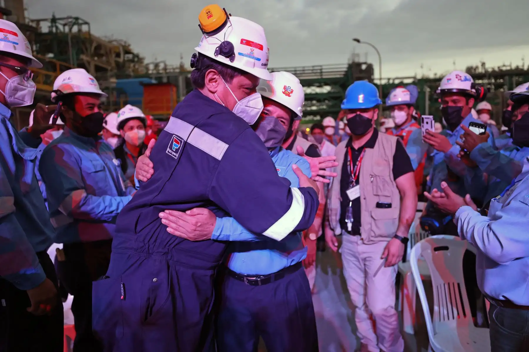 El presidente Pedro Castillo, junto al Primer Ministro, Aníbal Torres y el titular del Ministerio de Energía y Minas, Carlos Palacios, participaron en el inicio de las pruebas de arranque gradual y progresivo de la Nueva Refinería Talara, a cargo de Petroperú en la región Piura.
Foto: ANDINA/Presidencia Perú