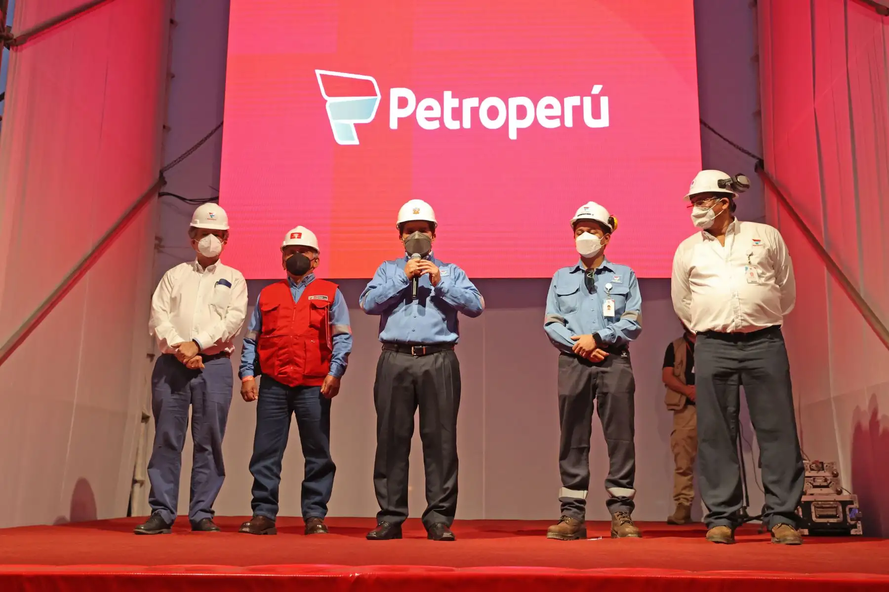El presidente Pedro Castillo, junto al Primer Ministro, Aníbal Torres y el titular del Ministerio de Energía y Minas, Carlos Palacios, participaron en el inicio de las pruebas de arranque gradual y progresivo de la Nueva Refinería Talara, a cargo de Petroperú en la región Piura.
Foto: ANDINA/Presidencia Perú
