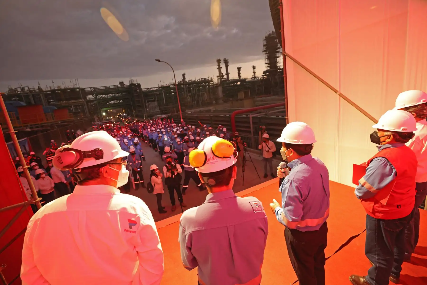 El presidente Pedro Castillo, junto al Primer Ministro, Aníbal Torres y el titular del Ministerio de Energía y Minas, Carlos Palacios, participaron en el inicio de las pruebas de arranque gradual y progresivo de la Nueva Refinería Talara, a cargo de Petroperú en la región Piura.
Foto: ANDINA/Presidencia Perú