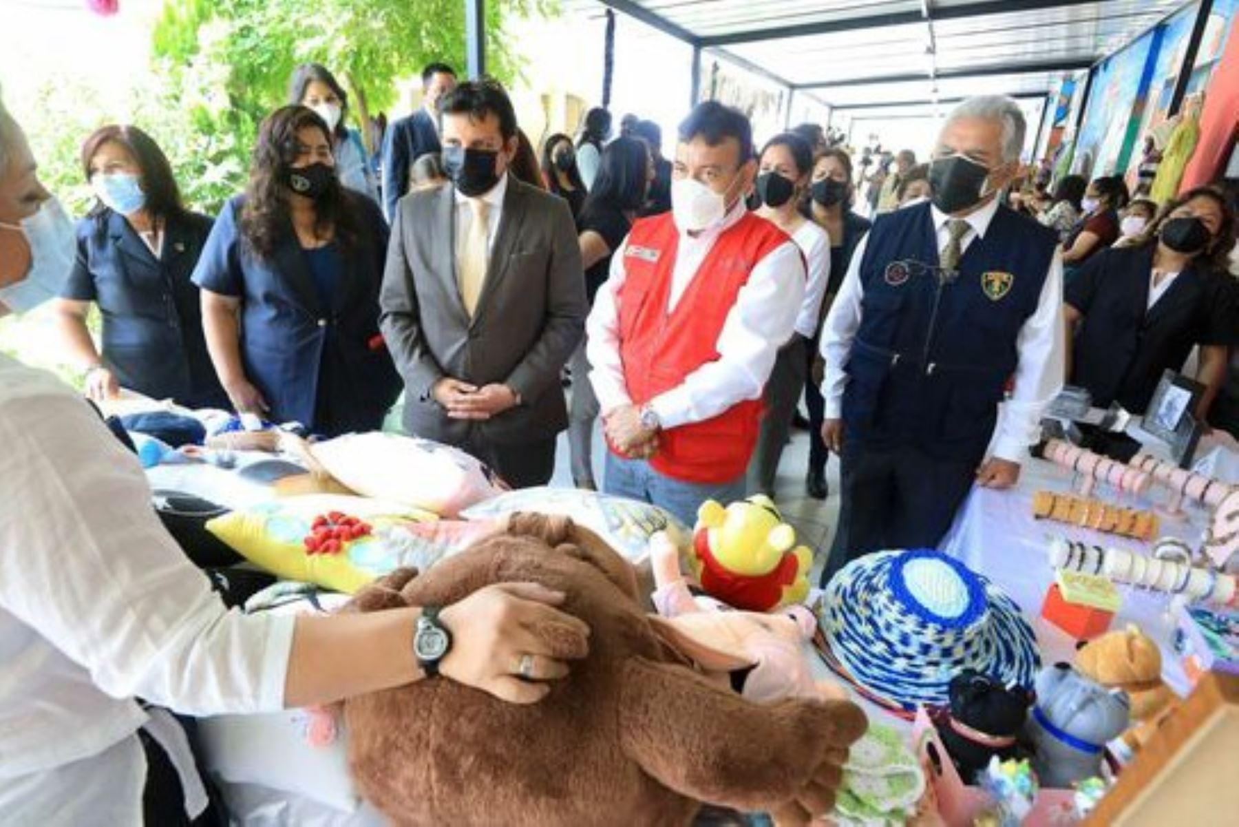 Ministro de Justicia participó en exposición de productos elaborados por internas de los establecimientos penitenciarios Mujeres Chorrillos y Anexo Mujeres de Chorrillos.