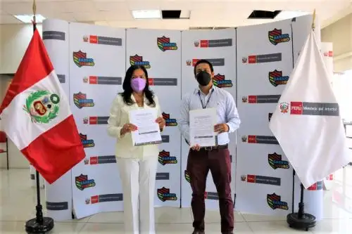 La jefa de la Dirección General de Seguridad Ciudadana del Mininter, María Díaz González y Daniel Orrego Cabanillas, director ejecutivo de Fútbol Más, para ejecutar proyecto Jugando Seguro que ayudará a niños, niñas y adolescentes a forjar valores ciudadanos. ANDINA/ Mininter