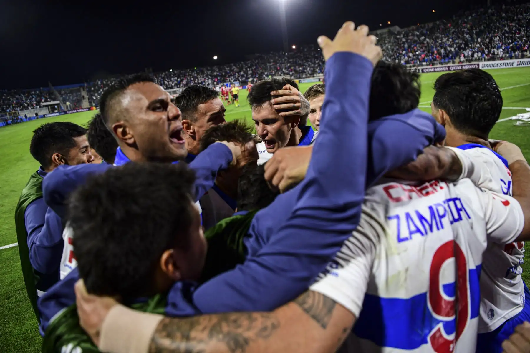 El argentino Fernando Zampedri (derecha) de la Universidad Católica de Chile celebra con sus compañeros después de anotar contra el Sporting Cristal de Perú durante el partido de ida de la fase de grupos de la Copa Libertadores, en el San Carlos de Apoquindo en Santiago.
Foto: ANDINA/AFP