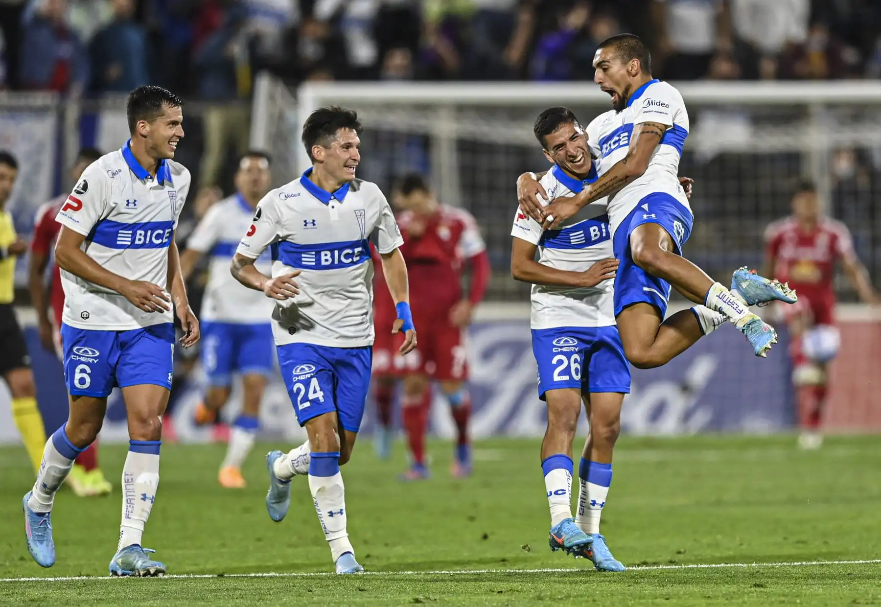 Marcelino Núñez (2-R) de la Universidad Católica de Chile celebra después de anotar contra Sporting Cristal de Perú durante el partido de ida de la fase de grupos de la Copa Libertadores, en el San Carlos de Apoquindo en Santiago.
Foto: ANDINA/AFP