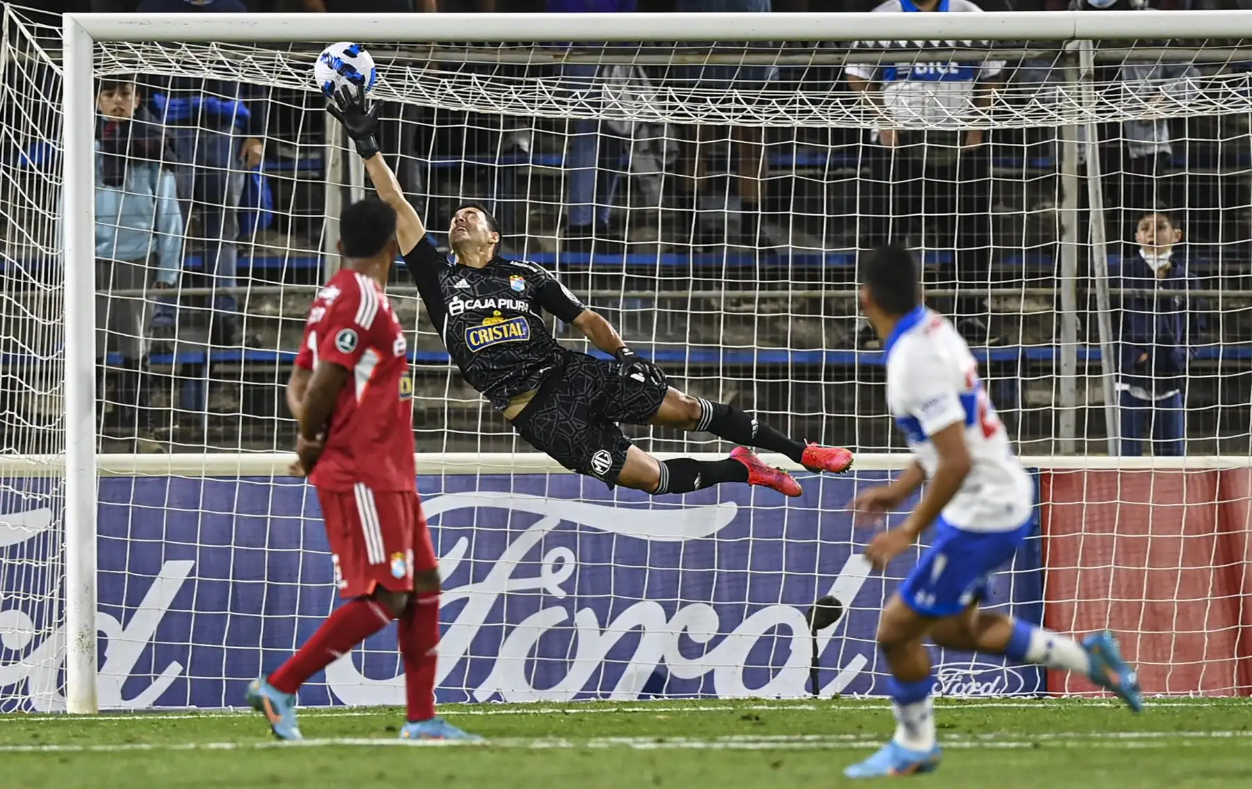Marcelino Núñez (derecha) de la Universidad Católica de Chile dispara para marcar un gol contra el Sporting Cristal de Perú durante el partido de ida de la fase de grupos de la Copa Libertadores, en el San Carlos de Apoquindo en Santiago.
Foto: ANDINA/AFP