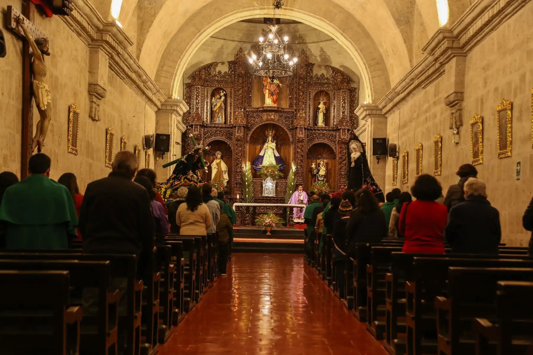 Hoy se realizó el Recorrido Procesional del Encuentro, en el que el Señor Jesús Nazareno, San Juan, apóstol, La Verónica y La Virgen Dolorosa recorren el perímetro de la plaza principal del distrito de Yanahuara, como partes de las acitvidades de Semana Santa en Arequipa.
Foto: ANDINA/Maira Flores