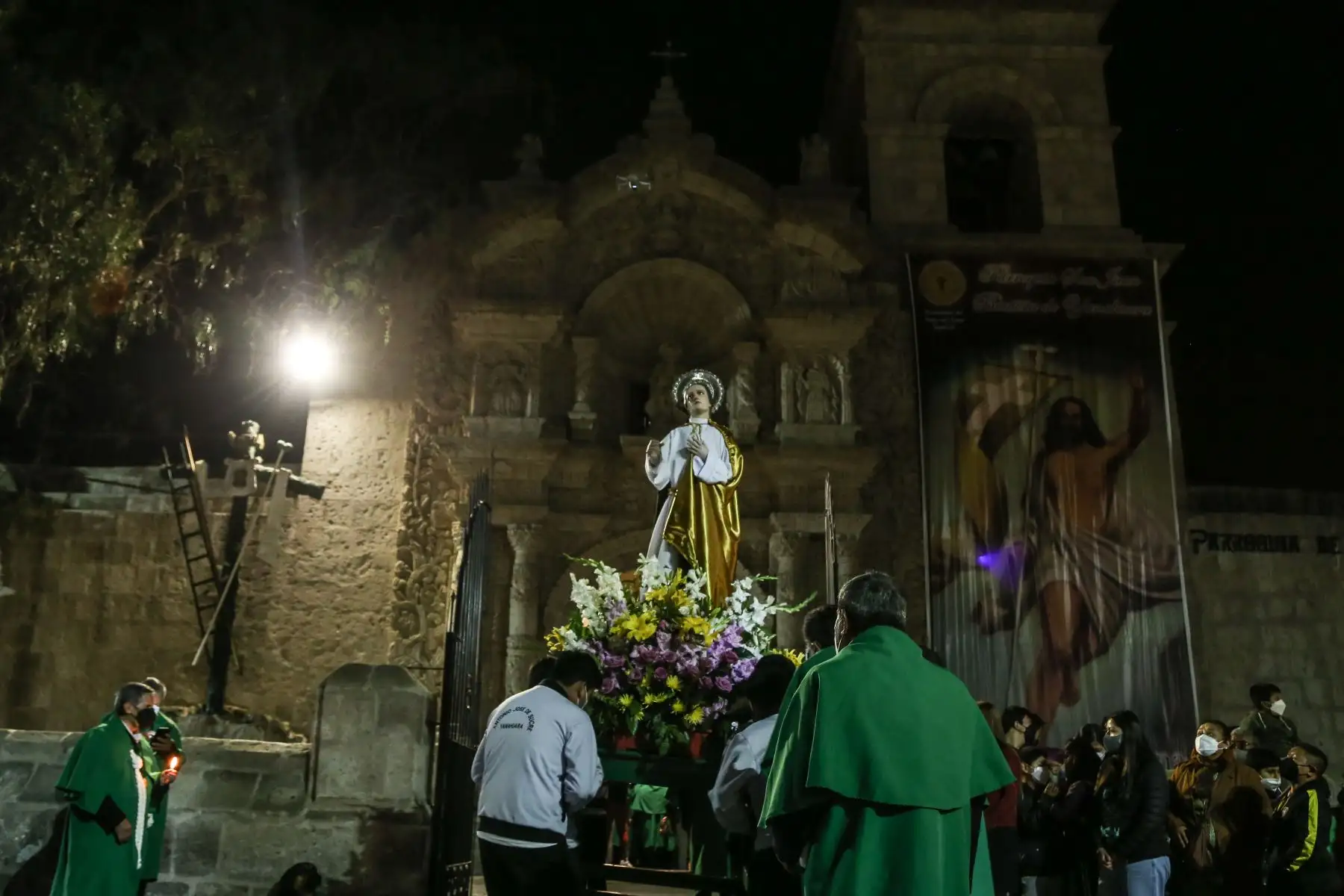 Hoy se realizó el Recorrido Procesional del Encuentro, en el que el Señor Jesús Nazareno, San Juan, apóstol, La Verónica y La Virgen Dolorosa recorren el perímetro de la plaza principal del distrito de Yanahuara, como partes de las acitvidades de Semana Santa en Arequipa.
Foto: ANDINA/Maira Flores