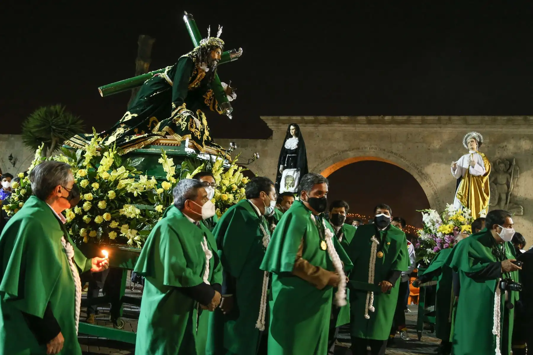 Hoy se realizó el Recorrido Procesional del Encuentro, en el que el Señor Jesús Nazareno, San Juan, apóstol, La Verónica y La Virgen Dolorosa recorren el perímetro de la plaza principal del distrito de Yanahuara, como partes de las acitvidades de Semana Santa en Arequipa.
Foto: ANDINA/Maira Flores