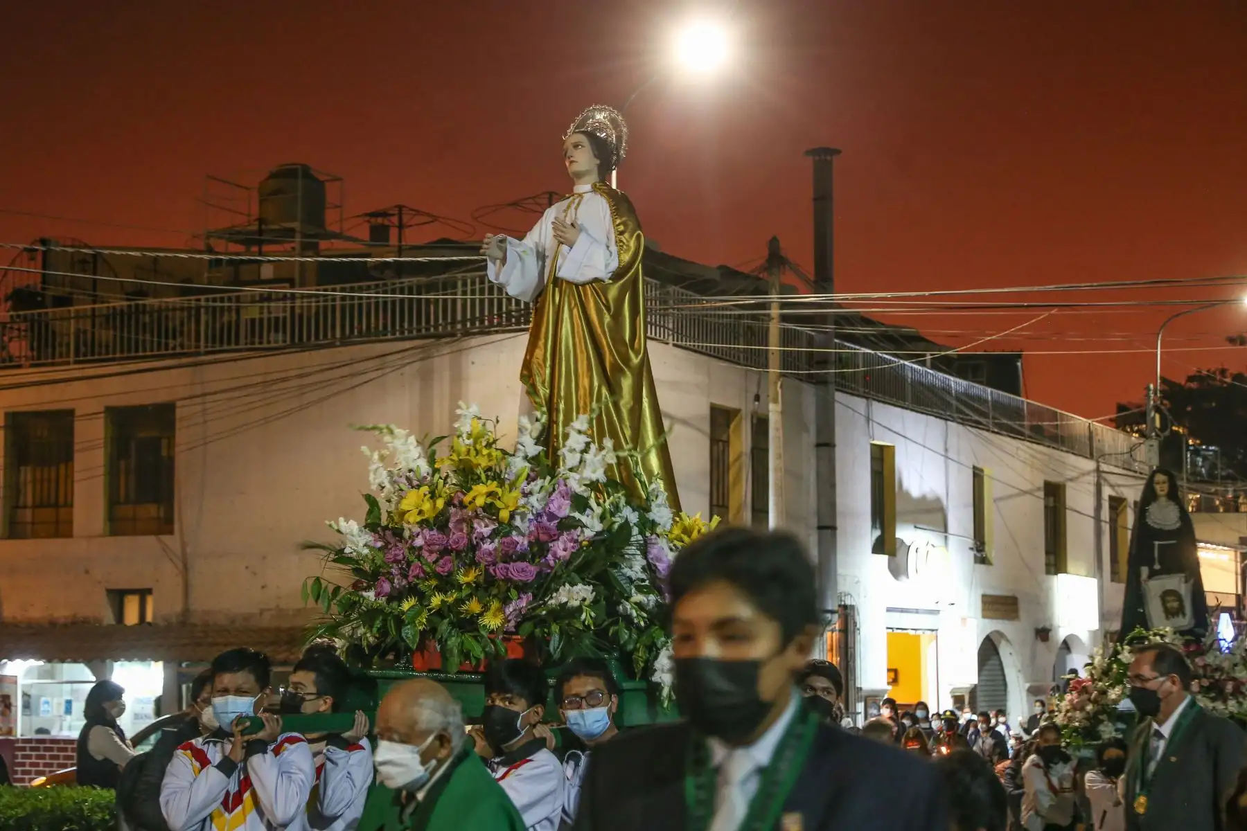 Hoy se realizó el Recorrido Procesional del Encuentro, en el que el Señor Jesús Nazareno, San Juan, apóstol, La Verónica y La Virgen Dolorosa recorren el perímetro de la plaza principal del distrito de Yanahuara, como partes de las acitvidades de Semana Santa en Arequipa.
Foto: ANDINA/Maira Flores
