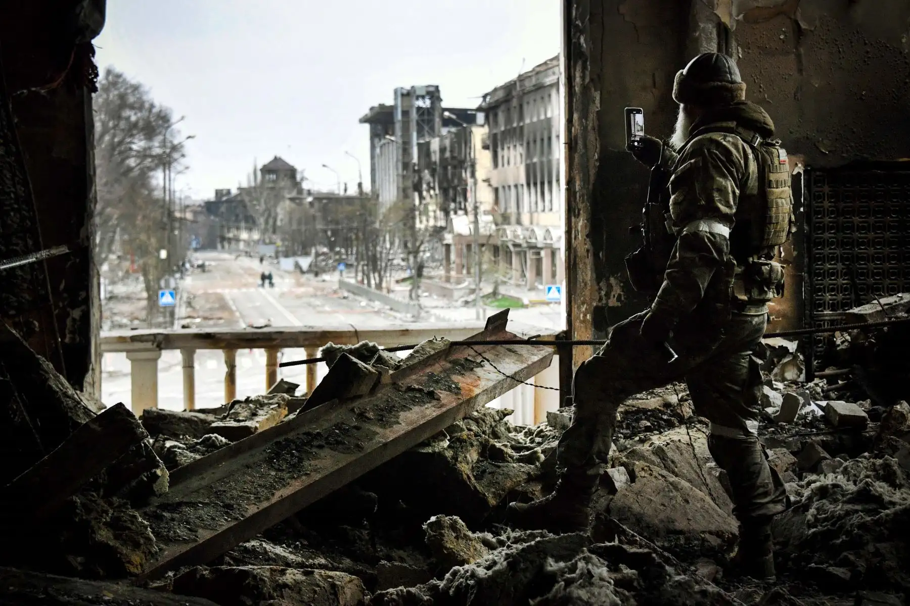 Un soldado ruso patrulla en el teatro dramático de Mariupol, bombardeado en Mariupol, mientras las tropas rusas intensifican una campaña para tomar la ciudad portuaria estratégica, parte de un ataque masivo anticipado en el este de Ucrania. Foto: AFP
