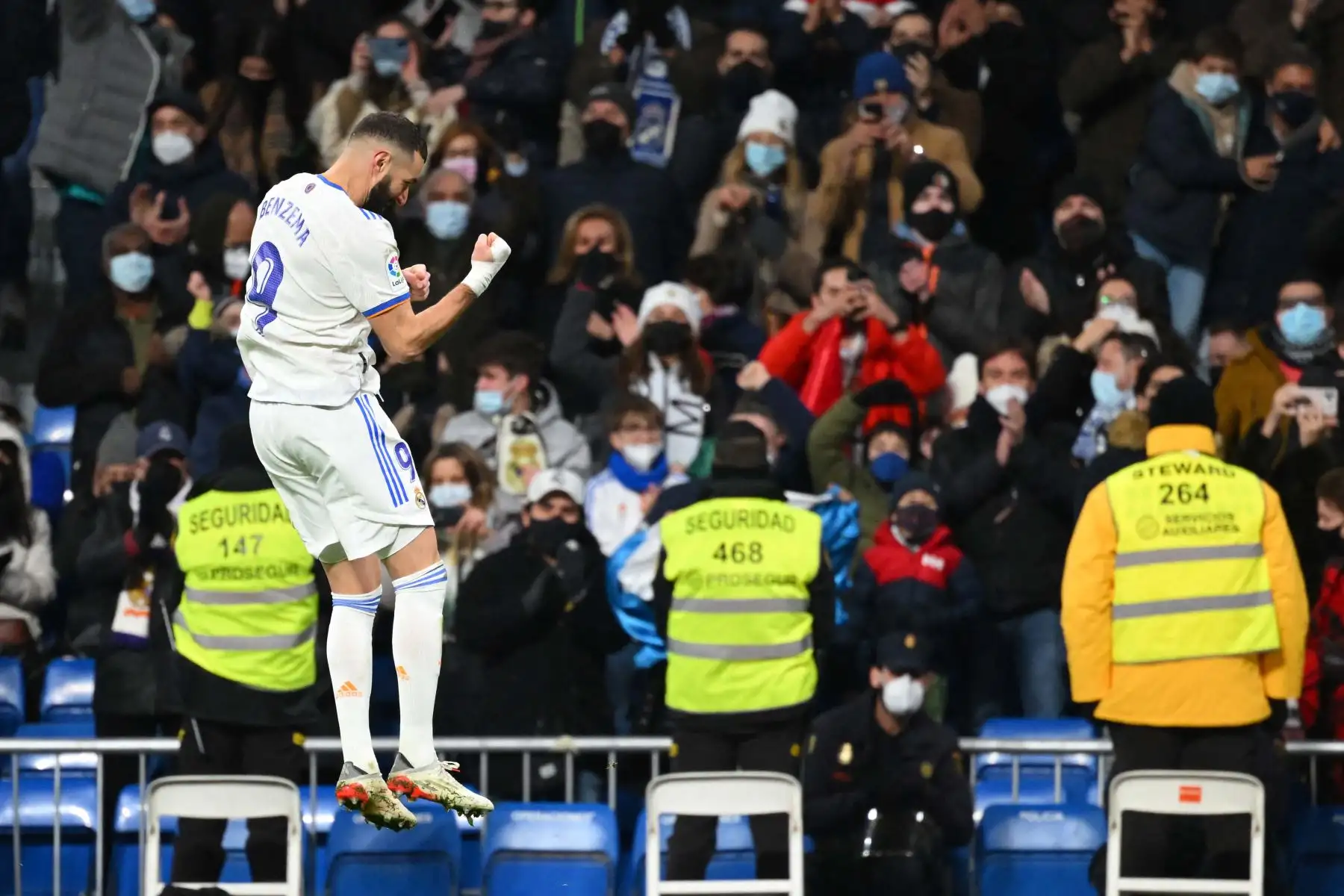El delantero francés del Real Madrid, Karim Benzema, celebra marcar el cuarto gol de su equipo durante el partido de fútbol de la liga española entre el Real Madrid CF y el Valencia CF en el estadio Santiago Bernabeu. Foto: AFP