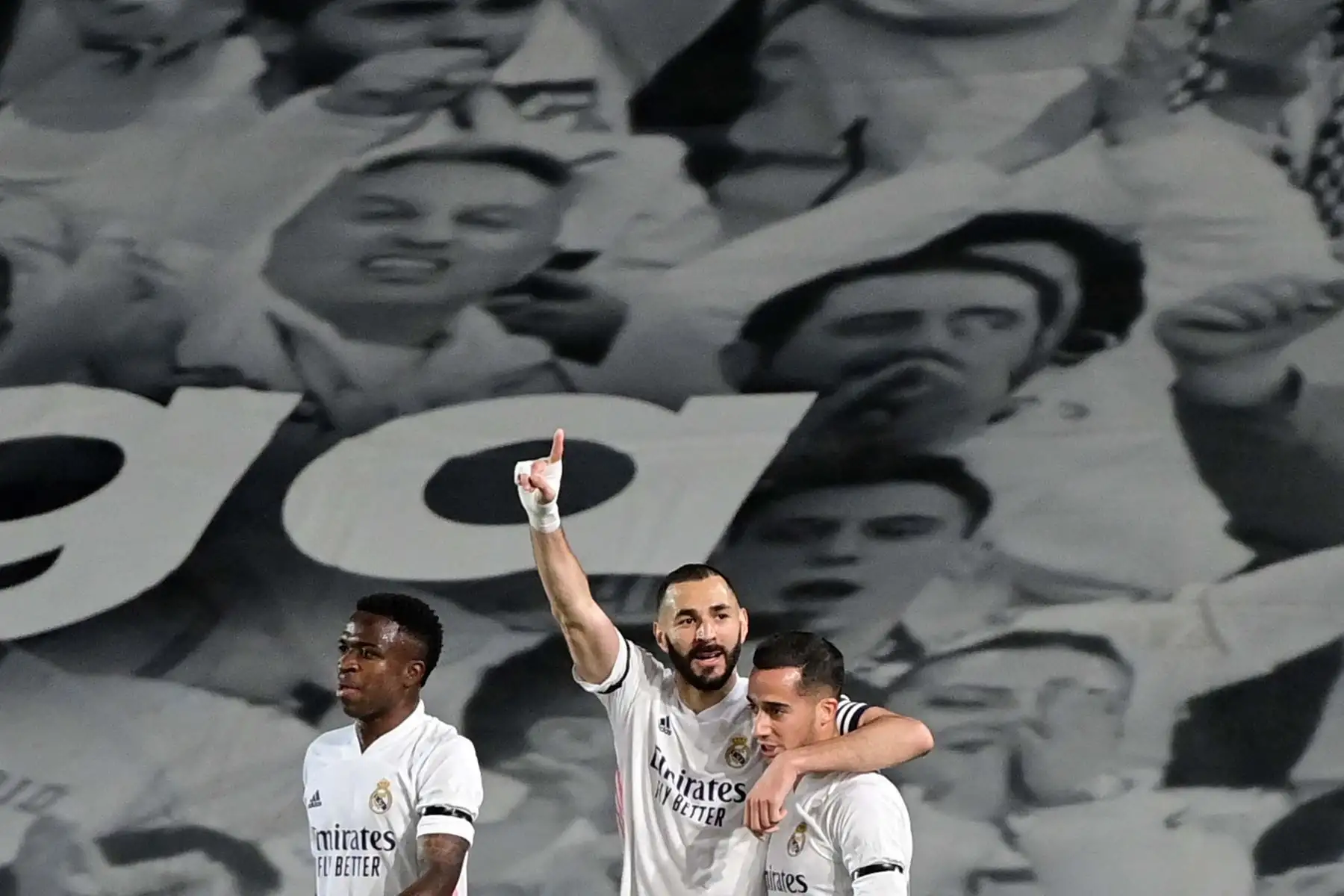 El delantero francés del Real Madrid Karim Benzema, celebra con sus compañeros de equipo después de anotar durante el partido de fútbol de la Liga española "El Clásico" entre el Real Madrid CF y el FC Barcelona en el estadio Alfredo di Stefano en Valdebebas, en las afueras de Madrid. Foto: AFP