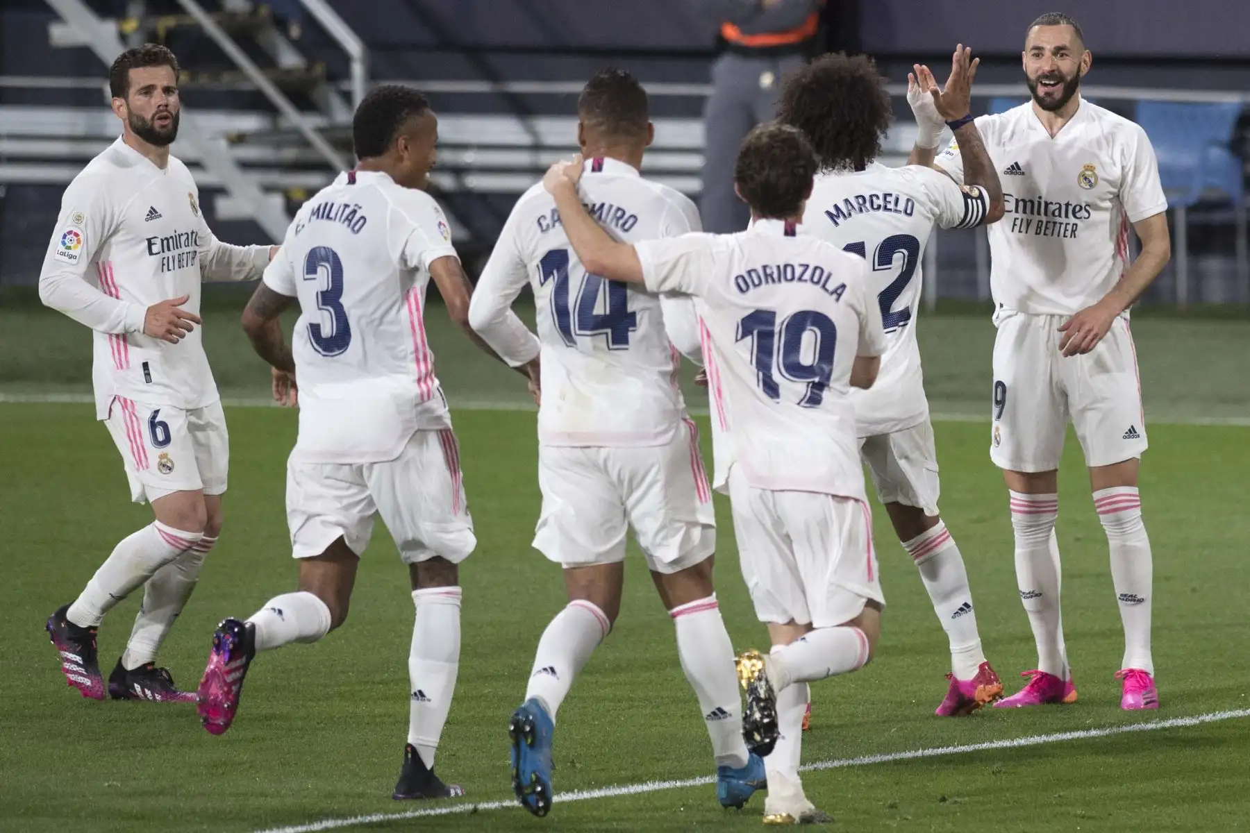El delantero francés del Real Madrid Karim Benzema, celebra con sus compañeros después de marcar un gol durante el partido de fútbol de la Liga española entre Cádiz y Real Madrid en el estadio Ramón de Carranza de Cádiz. Foto: AFP
