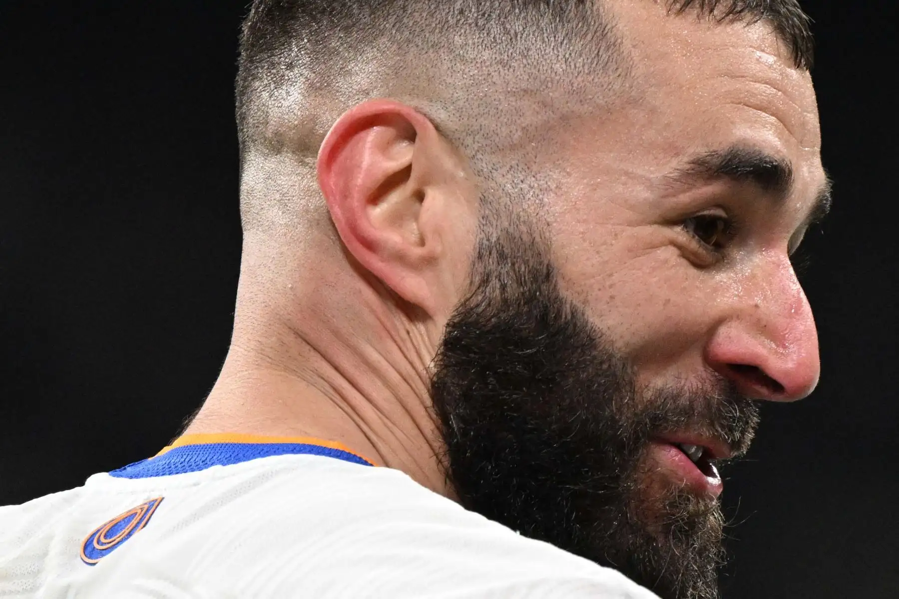 El delantero francés del Real Madrid, Karim Benzema, celebra tras marcar un gol durante la ronda de octavos de final de la Liga de Campeones de la UEFA entre el Real Madrid CF y el Paris Saint-Germain. Foto: AFP