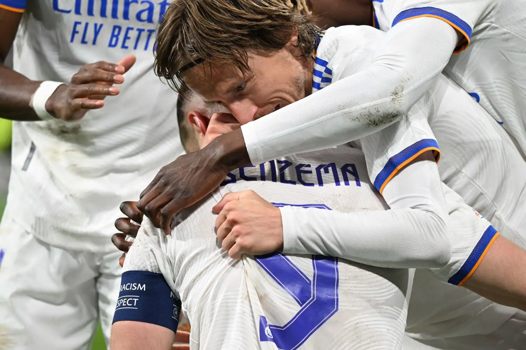 El delantero francés del Real Madrid, Karim Benzema, celebra tras marcar un gol durante la ronda de octavos de final de la Liga de Campeones de la UEFA entre el Real Madrid CF y el Paris Saint-Germain. Foto: AFP