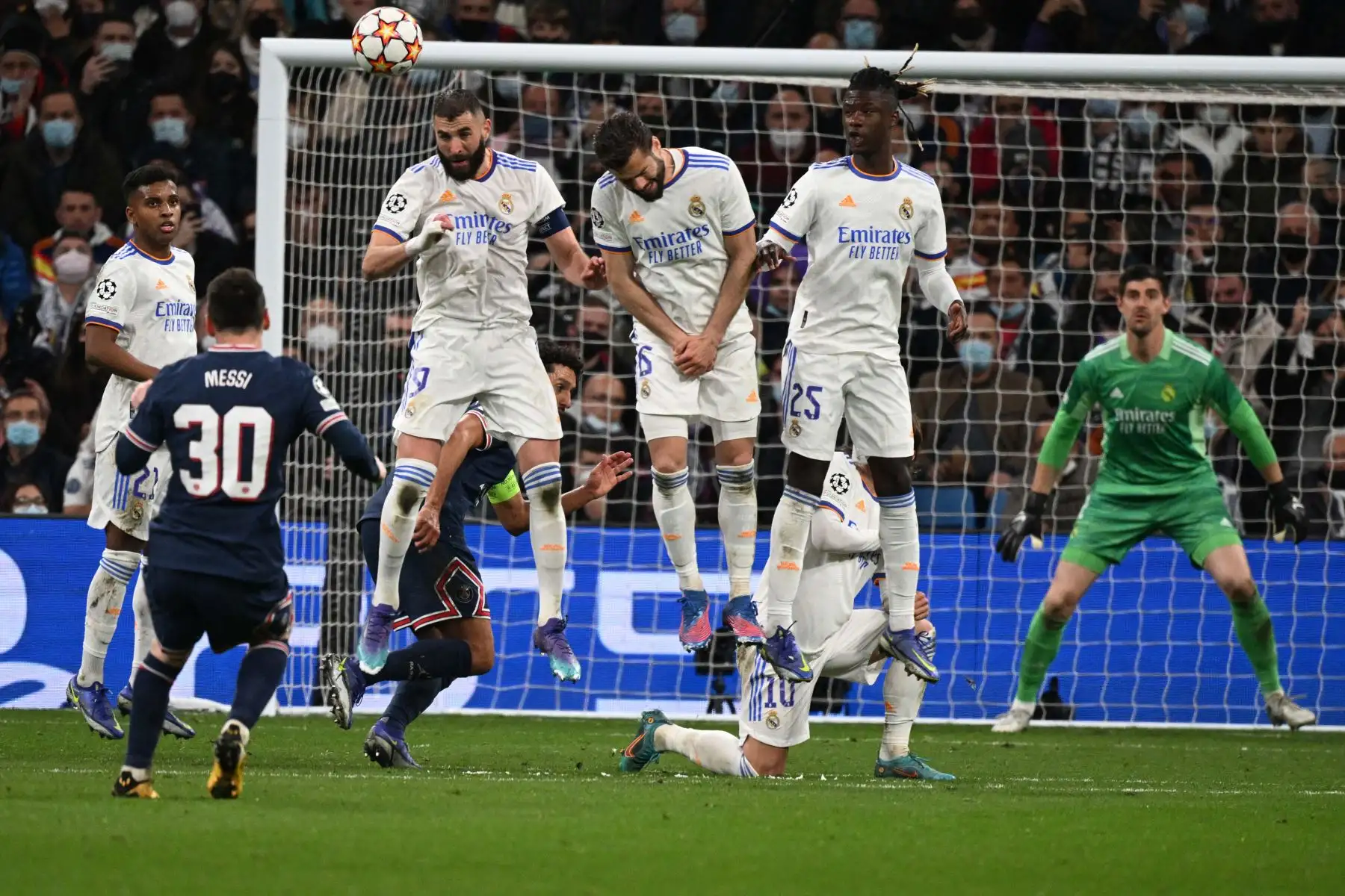El delantero francés del Real Madrid, Karim Benzema , cabecea el balón durante la ronda de la Liga de Campeones de la UEFA. Foto: AFP