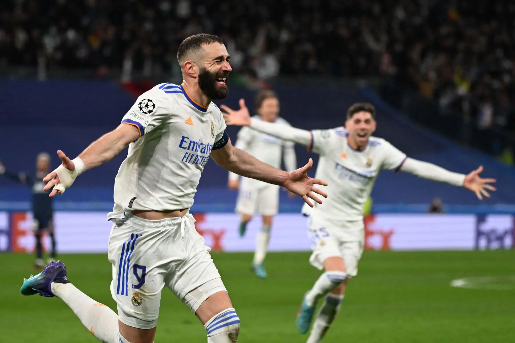 El delantero francés del Real Madrid, Karim Benzema, celebra tras marcar un gol durante la ronda de octavos de final de la Liga de Campeones de la UEFA entre el Real Madrid CF y el Paris Saint-Germain en el estadio Santiago Bernabeu de Madrid. Foto: AFP