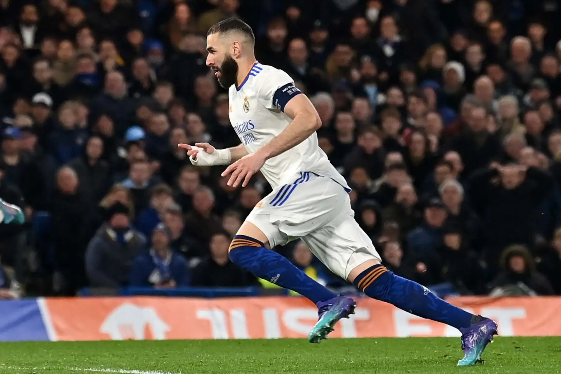 El delantero francés del Real Madrid, Karim Benzema, celebra después de marcar su tercer gol durante el partido de ida de los cuartos de final de la Liga de Campeones de la UEFA entre el Chelsea y el Real Madrid en el estadio Stamford Bridge de Londres. Foto: AFP
