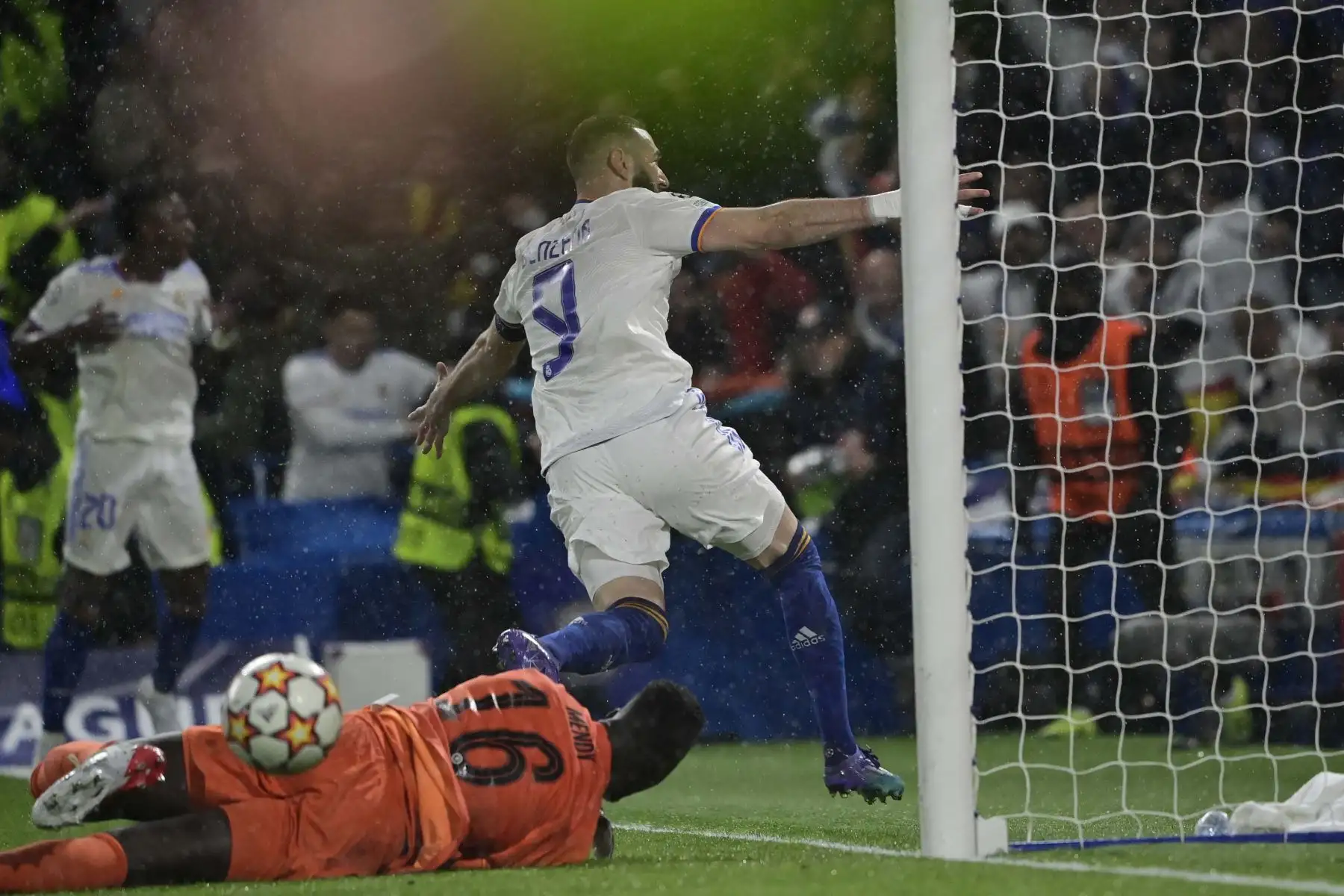 El delantero francés del Real Madrid, Karim Benzema, celebra después de anotar un gol contra el portero del Chelsea, Edouard Mendy, durante el partido de ida de los cuartos de final de la Liga de Campeones de la UEFA entre el Chelsea y el Real Madrid en el estadio Stamford Bridge de Londres. Foto: AFP