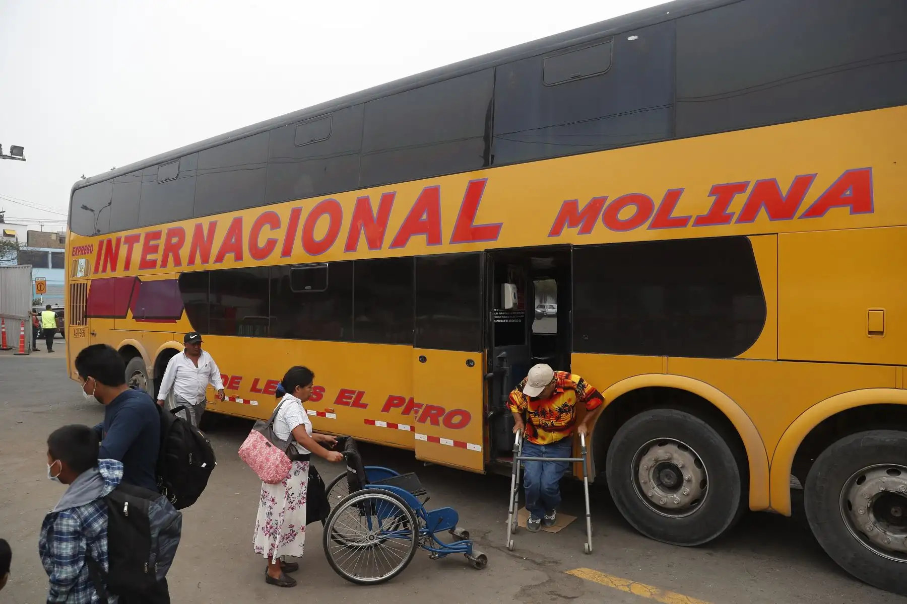 SUTRAN, realiza operativo en el terminal terrestre. Solicitan a cada pasajero su carné con tres dosis de vacunación contra la covid-19. Foto: ANDINA/ Renato Pajuelo