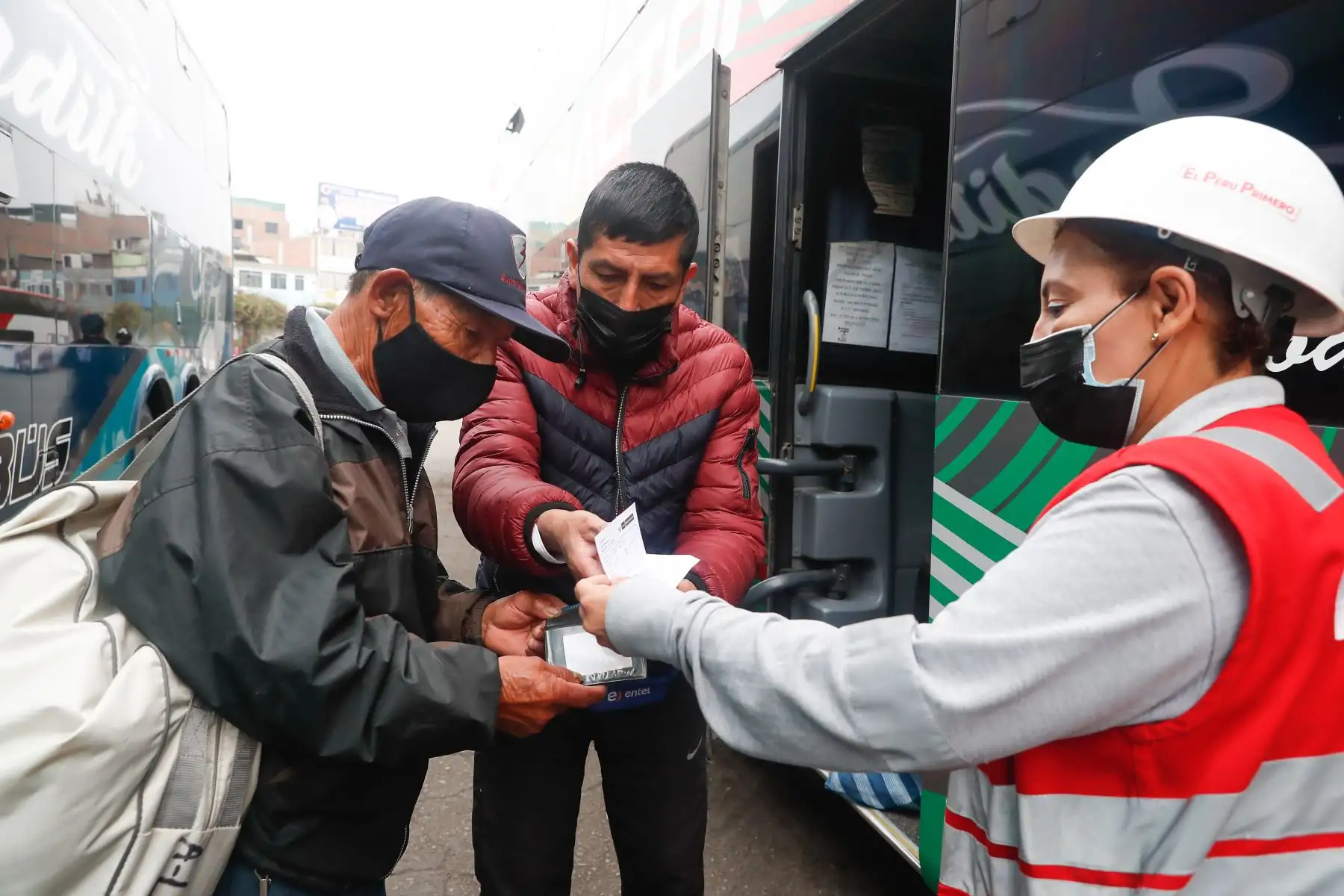SUTRAN, realiza operativo en el terminal terrestre. Solicitan a cada pasajero su carné con tres dosis de vacunación contra la covid-19. Foto: ANDINA/ Renato Pajuelo