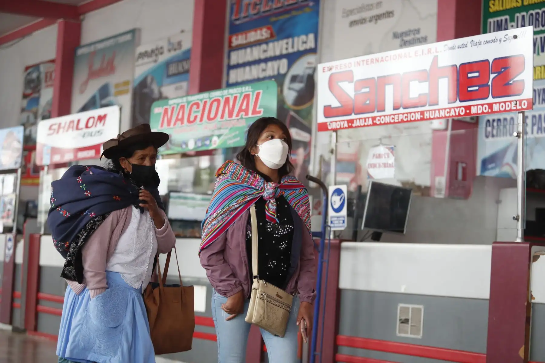 SUTRAN, realiza operativo en el terminal terrestre. Solicitan a cada pasajero su carné con tres dosis de vacunación contra la covid-19. Foto: ANDINA/ Renato Pajuelo