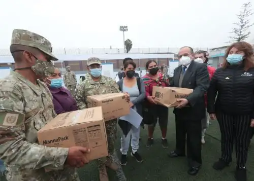 Entregan víveres y donaciones a 34 ollas comunes de Chorrillos.