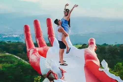 Visitar Tarapoto y sus alrededores es vivir una  experiencia única recorriendo atractivos turísticos de apoteósica belleza natural, biodiversidad, costumbres y tradiciones de raíces ancestrales enriquecidas con un mestizaje cultural que le confiere una identidad singular, así  como una contagiante hospitalidad y una gastronomía deliciosa para chuparse los dedos. ANDINA/Difusión