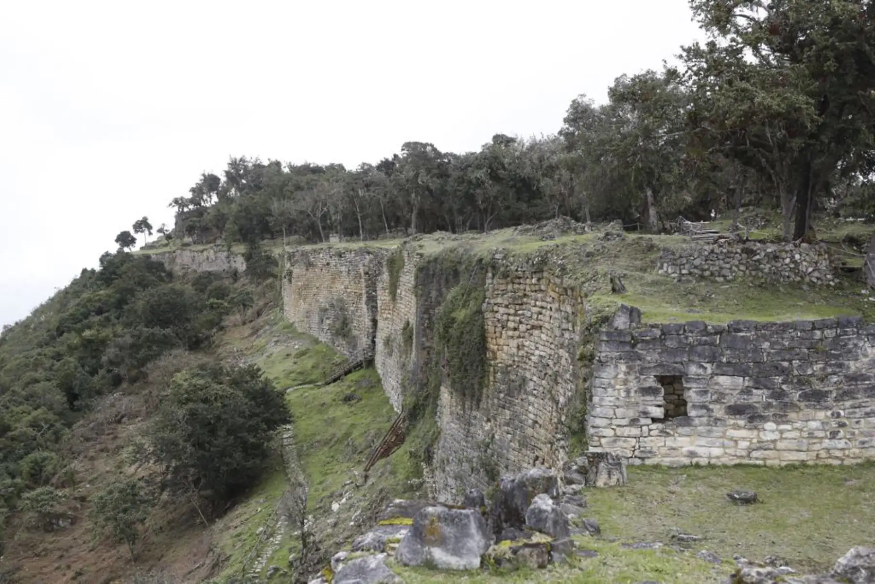 El ministro de Cultura, Alejandro Salas, recorrió esta mañana el Complejo Arqueológico de Kuélap, donde realizó una inspección junto con el equipo técnico de especialistas del Ministerio de Cultura y del Mincetur y se llegaron a acuerdos con la población y autoridades locales.
Foto: ANDINA/MINCUL