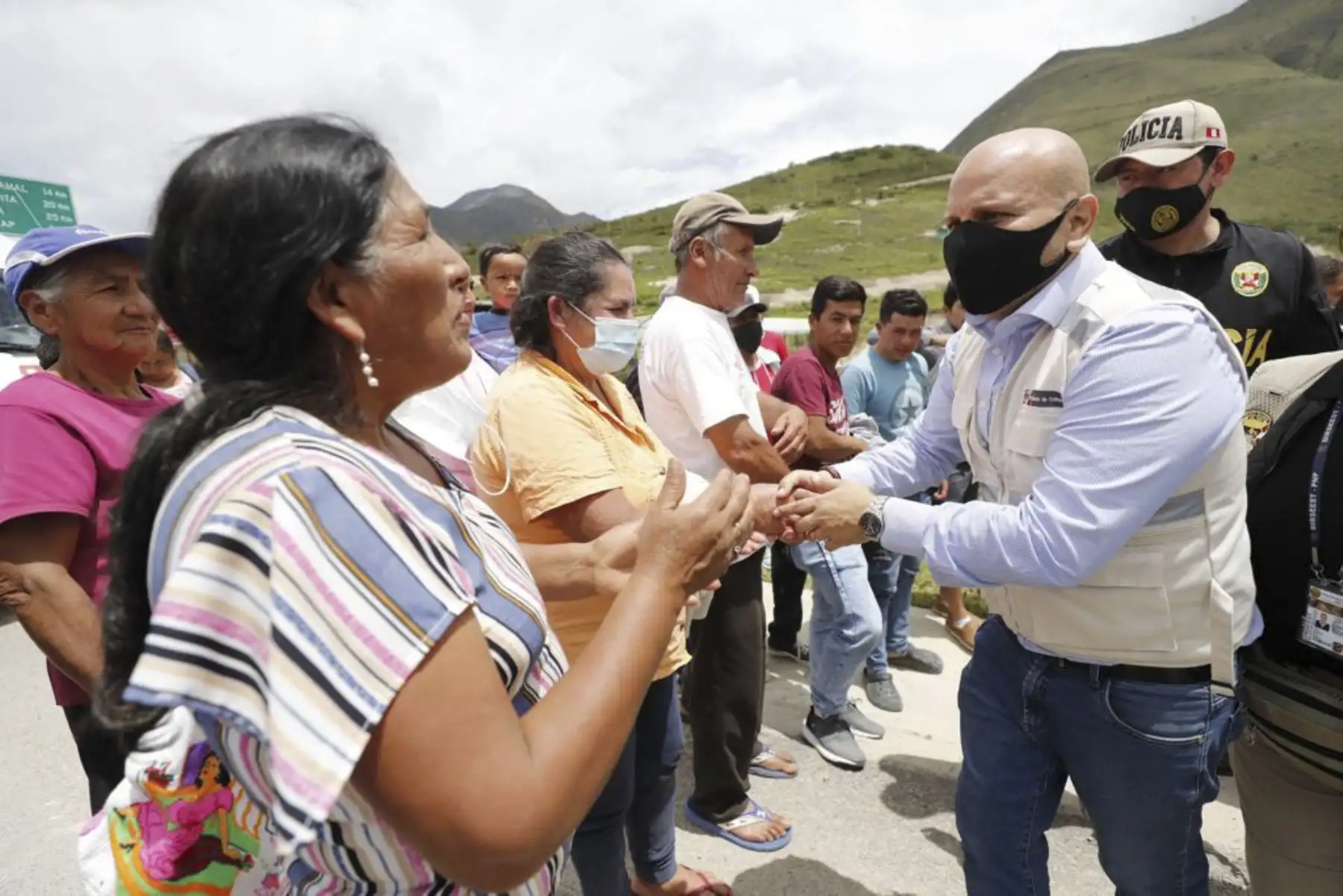 El ministro de Cultura, Alejandro Salas, recorrió esta mañana el Complejo Arqueológico de Kuélap, donde realizó una inspección junto con el equipo técnico de especialistas del Ministerio de Cultura y del Mincetur y se llegaron a acuerdos con la población y autoridades locales.
Foto: ANDINA/MINCUL