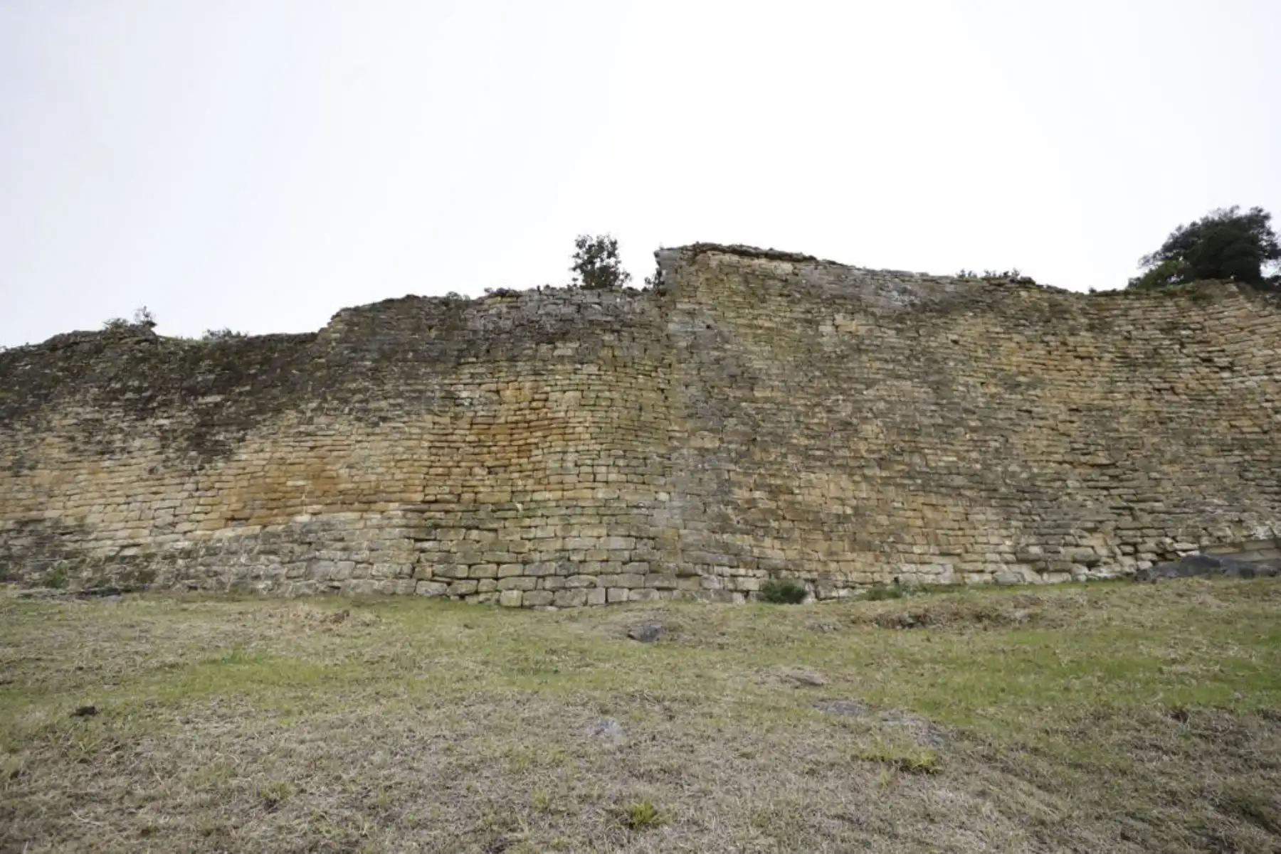 El ministro de Cultura, Alejandro Salas, recorrió esta mañana el Complejo Arqueológico de Kuélap, donde realizó una inspección junto con el equipo técnico de especialistas del Ministerio de Cultura y del Mincetur y se llegaron a acuerdos con la población y autoridades locales.
Foto: ANDINA/MINCUL