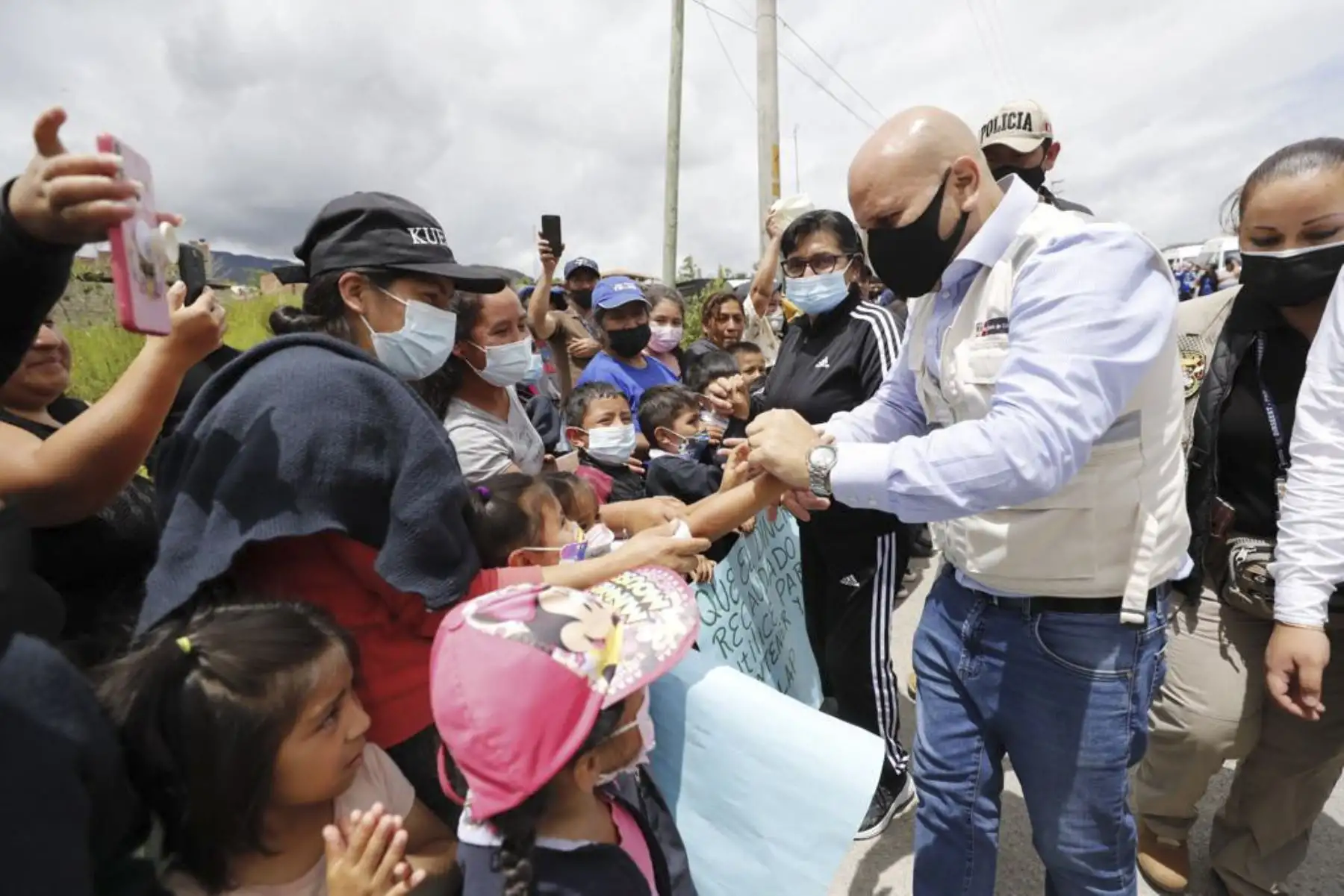 El ministro de Cultura, Alejandro Salas, recorrió esta mañana el Complejo Arqueológico de Kuélap, donde realizó una inspección junto con el equipo técnico de especialistas del Ministerio de Cultura y del Mincetur y se llegaron a acuerdos con la población y autoridades locales.
Foto: ANDINA/MINCUL