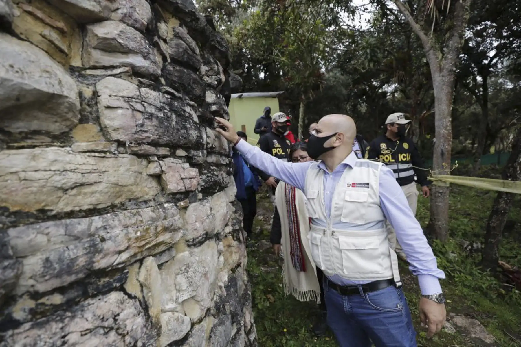 El ministro de Cultura, Alejandro Salas, recorrió esta mañana el Complejo Arqueológico de Kuélap, donde realizó una inspección junto con el equipo técnico de especialistas del Ministerio de Cultura y del Mincetur y se llegaron a acuerdos con la población y autoridades locales.
Foto: ANDINA/MINCUL