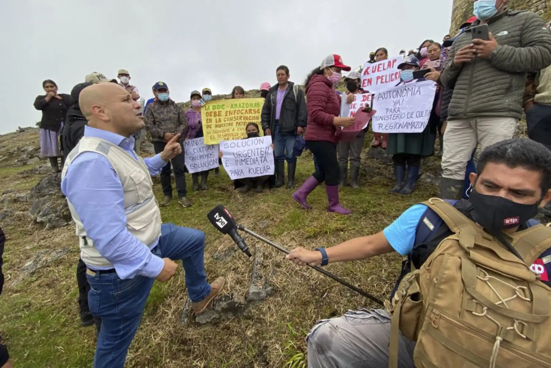 El ministro de Cultura, Alejandro Salas, recorrió esta mañana el Complejo Arqueológico de Kuélap, donde realizó una inspección junto con el equipo técnico de especialistas del Ministerio de Cultura y del Mincetur y se llegaron a acuerdos con la población y autoridades locales.
Foto: ANDINA/MINCUL