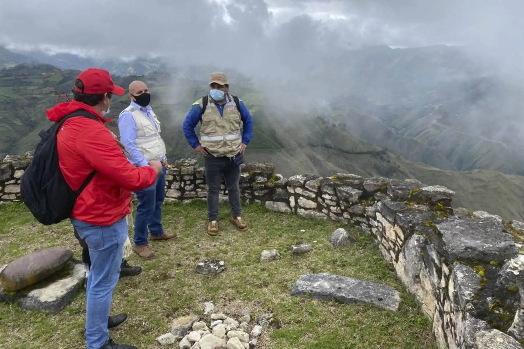 El ministro de Cultura, Alejandro Salas, recorrió esta mañana el Complejo Arqueológico de Kuélap, donde realizó una inspección junto con el equipo técnico de especialistas del Ministerio de Cultura y del Mincetur y se llegaron a acuerdos con la población y autoridades locales.
Foto: ANDINA/MINCUL