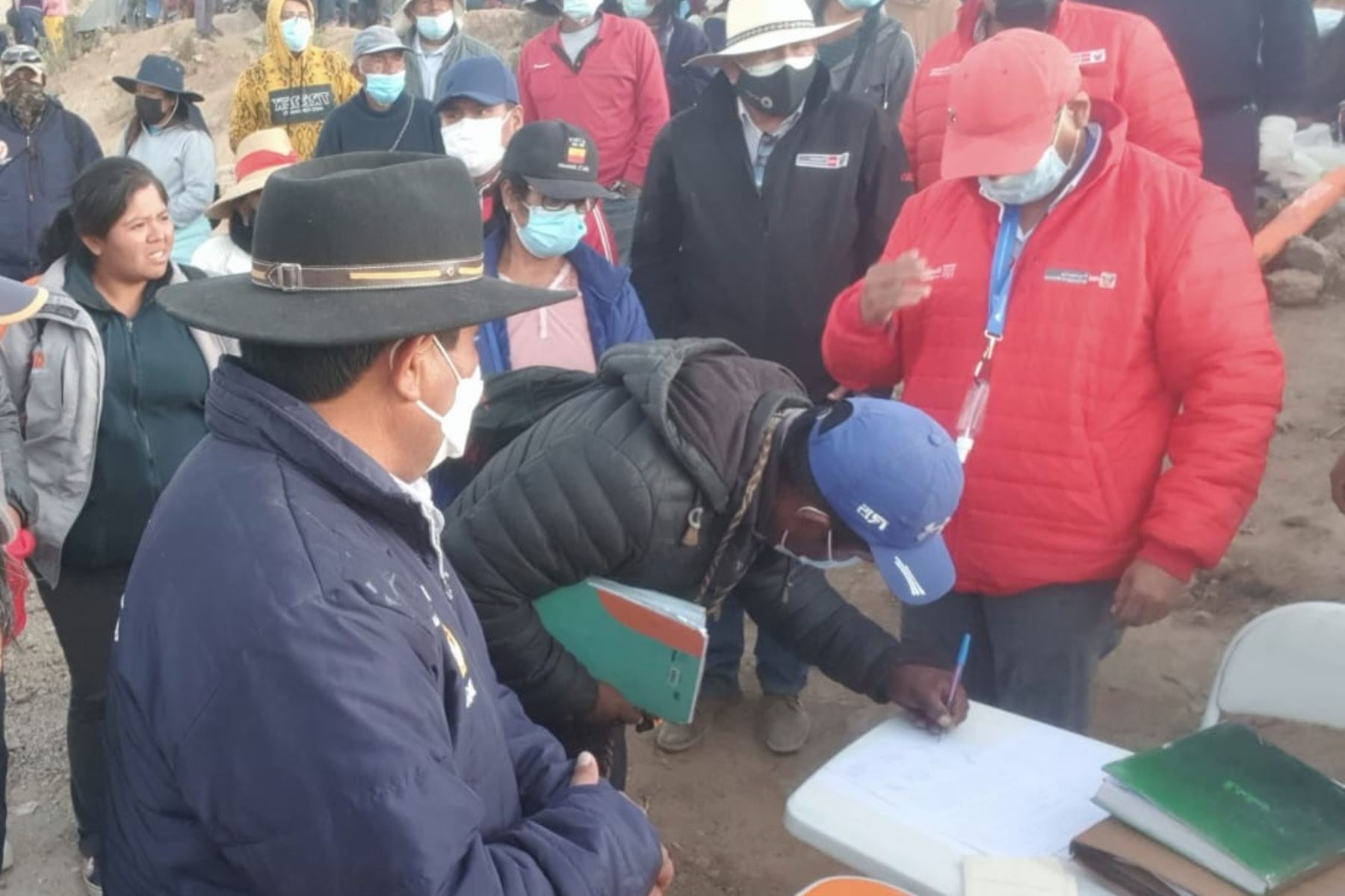 Comunidades de Moquegua firman acta que acuerda instalar mesa de diálogo con Southern Perú para encontrar solución a sus demandas. Foto: Cortesía.