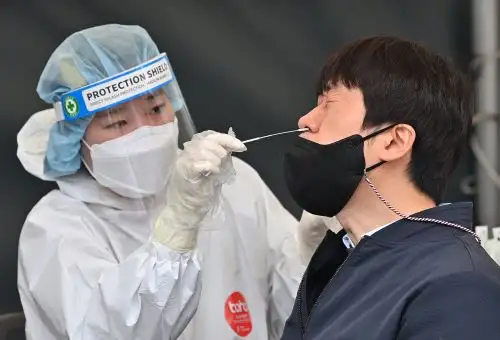 Según el último informe semanal sobre la situación epidemiológica publicado por la OMS el martes, el número de casos de covid siguió disminuyendo por tercera semana consecutiva. Foto: AFP