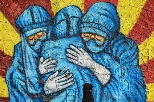 "No es el momento de relajar [las medidas] con respecto a este virus, ni de descuidar la vigilancia, las pruebas y los informes, ni de laxismo en las medidas sociales y de salud pública, ni de renuncia respecto a la vacunación", instó el presidente del comité de emergencia. Foto: AFP.