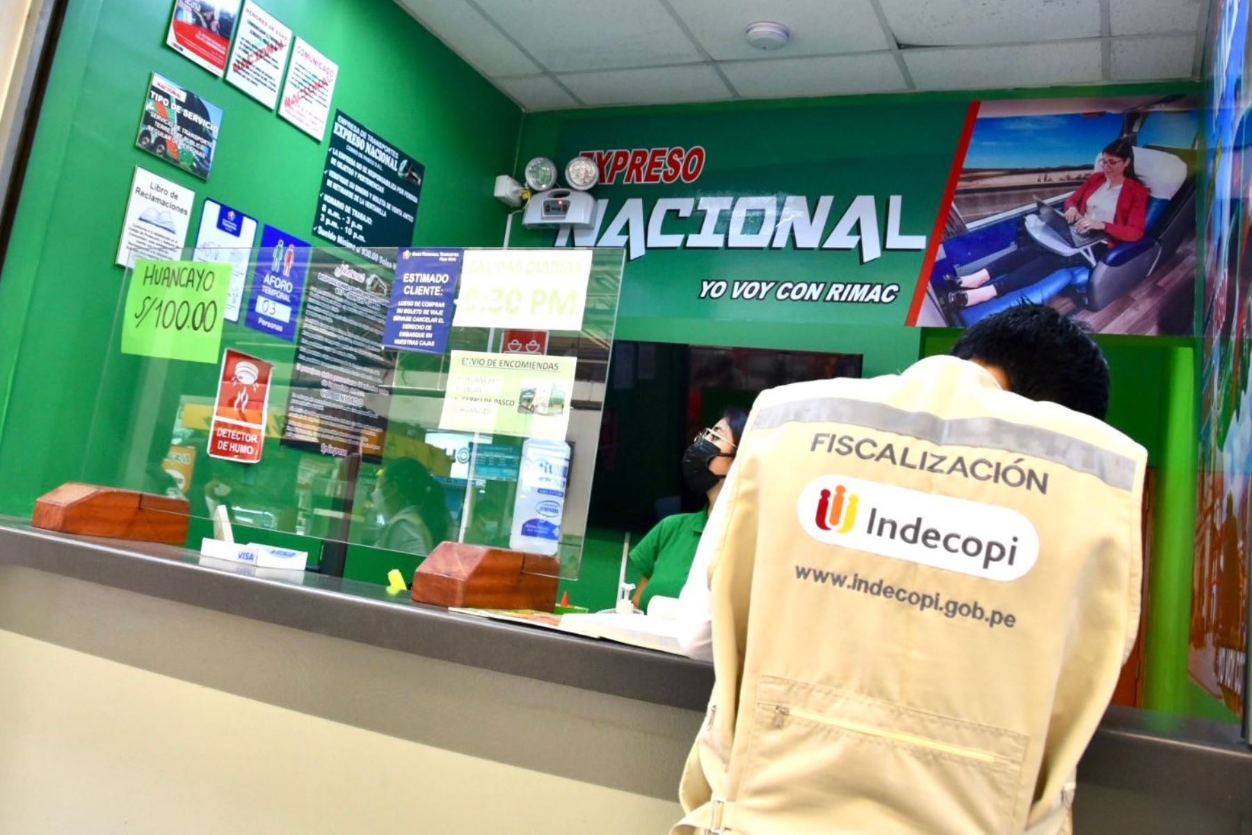 Personal de Indecopi monitorea el servicio de transporte en el terminal de Lima Norte. Foto: ANDINA/Difusión