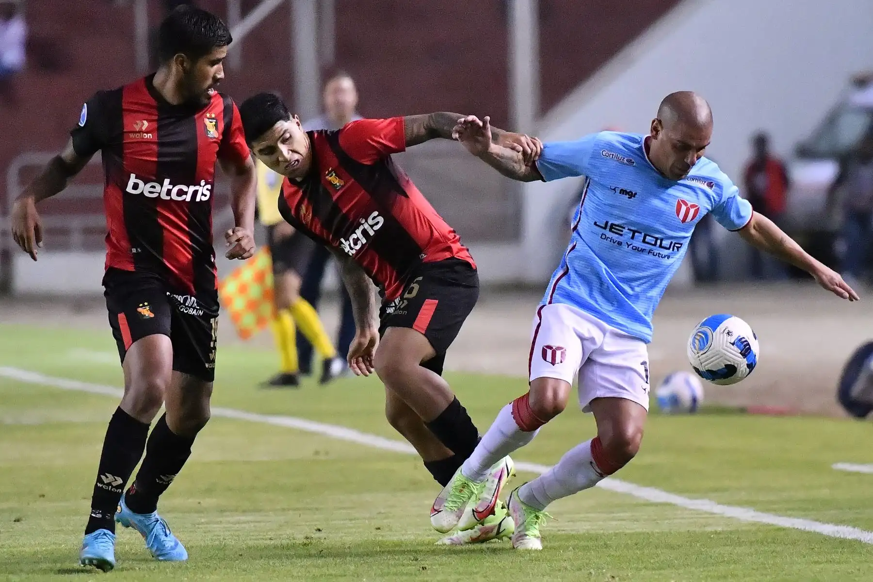 Maximiliano Pereira de River Plate de Uruguay y Melgar Luis Iberico de Perú compiten por el balón durante el partido de ida de la fase de grupos de la Copa Sudamericana, en el Estadio Monumental de Arequipa, Perú. Foto: AFP