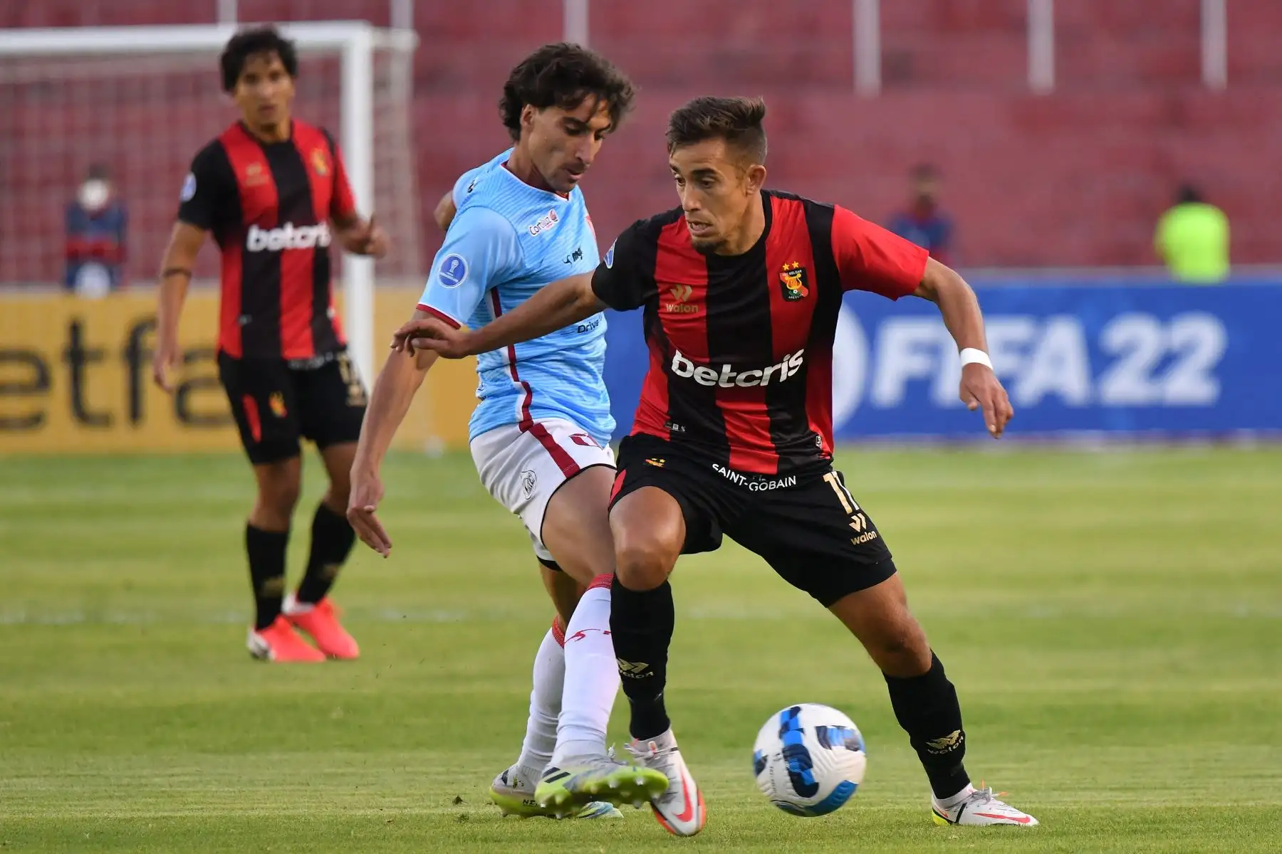 El uruguayo Tiago Galletto de River Plate y el peruano Melgar Martín Pérez disputan el balón durante el partido de ida de la fase de grupos de la Copa Sudamericana, en el Estadio Monumental de Arequipa. Foto: AFP
